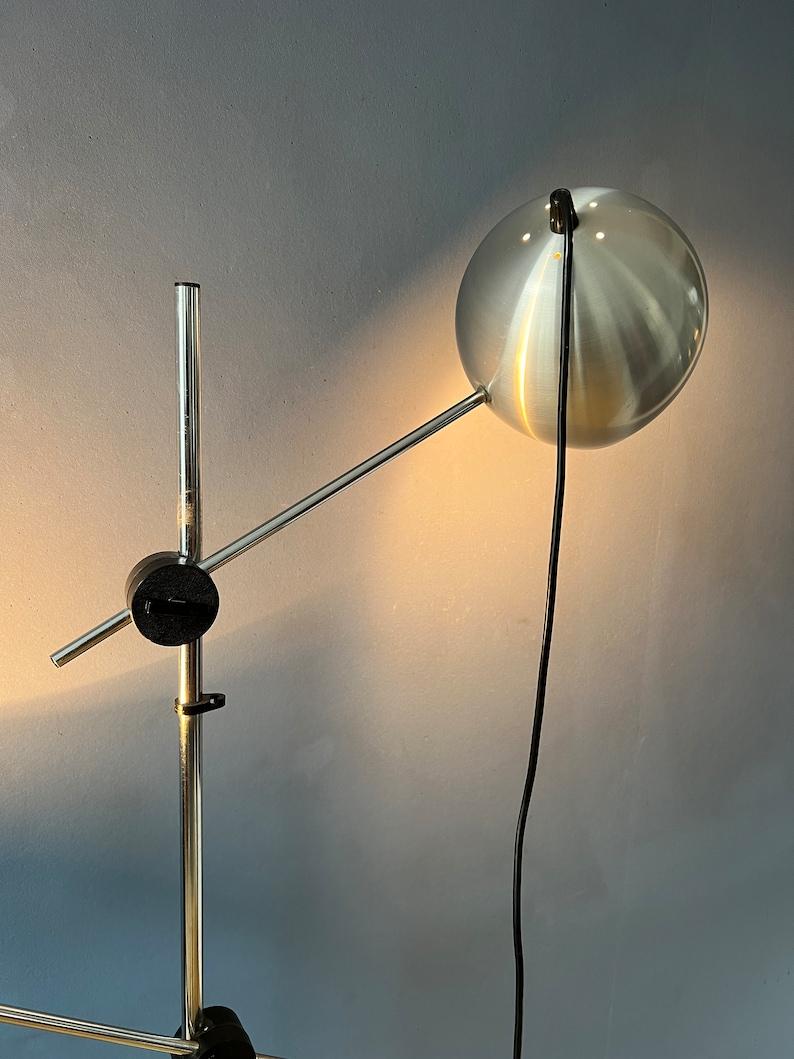 Mid-Century moderno Lampada da terra a braccio oscillante in argento del Mid Centur, anni '70 in vendita