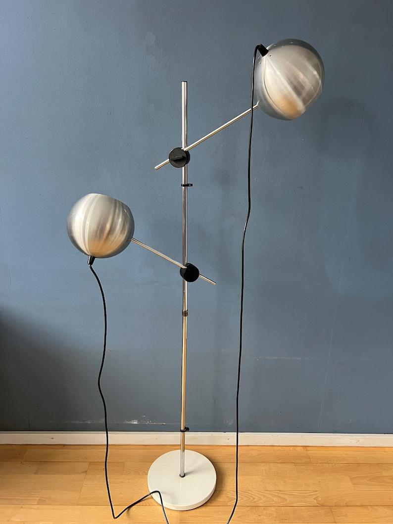 Lampada da terra a braccio oscillante in argento del Mid Centur, anni '70 In condizioni ottime in vendita a ROTTERDAM, ZH