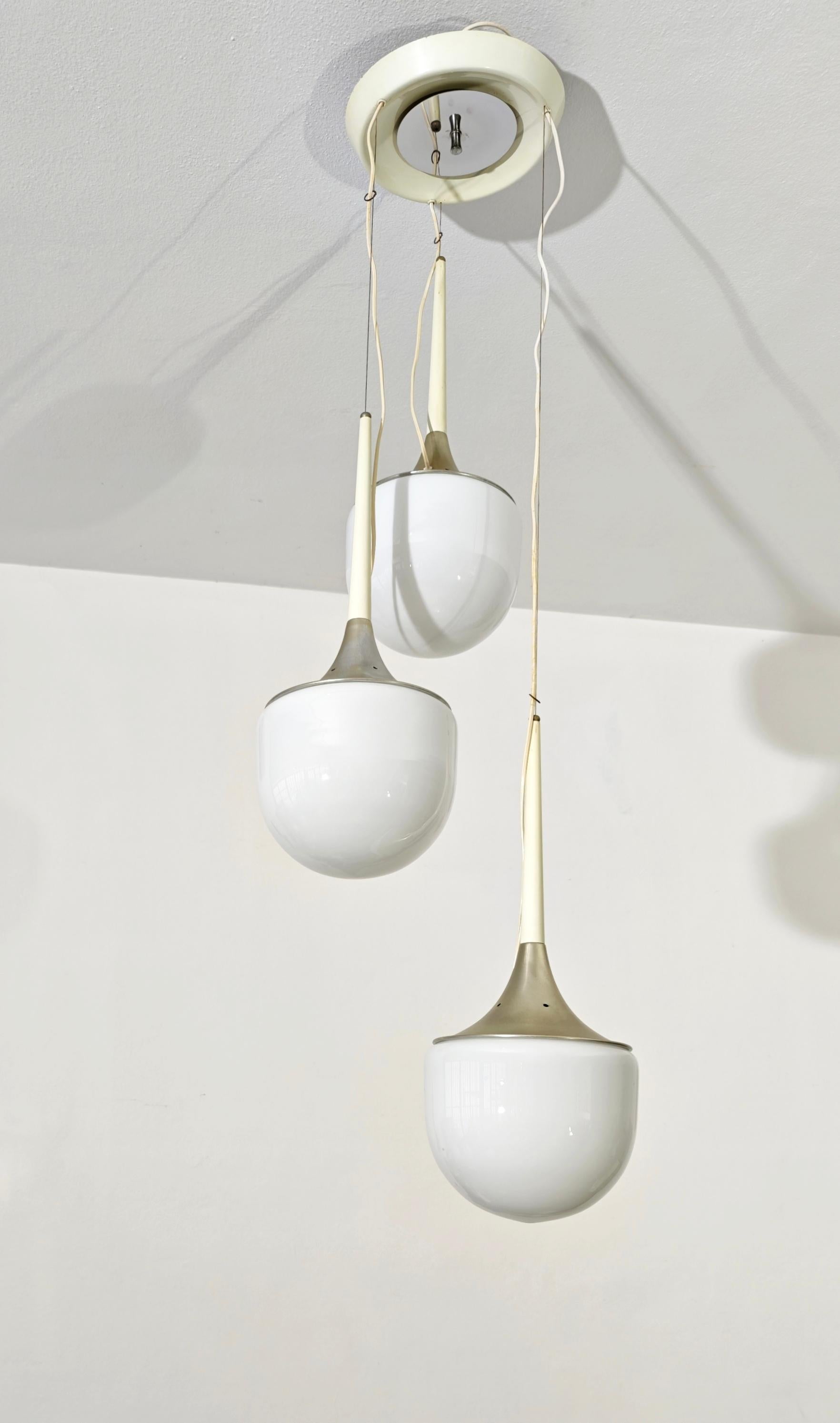 Mid-Century moderno Lampada da soffitto in vetro lattimo e alluminio di Esperia Italia, metà del secolo scorso in vendita