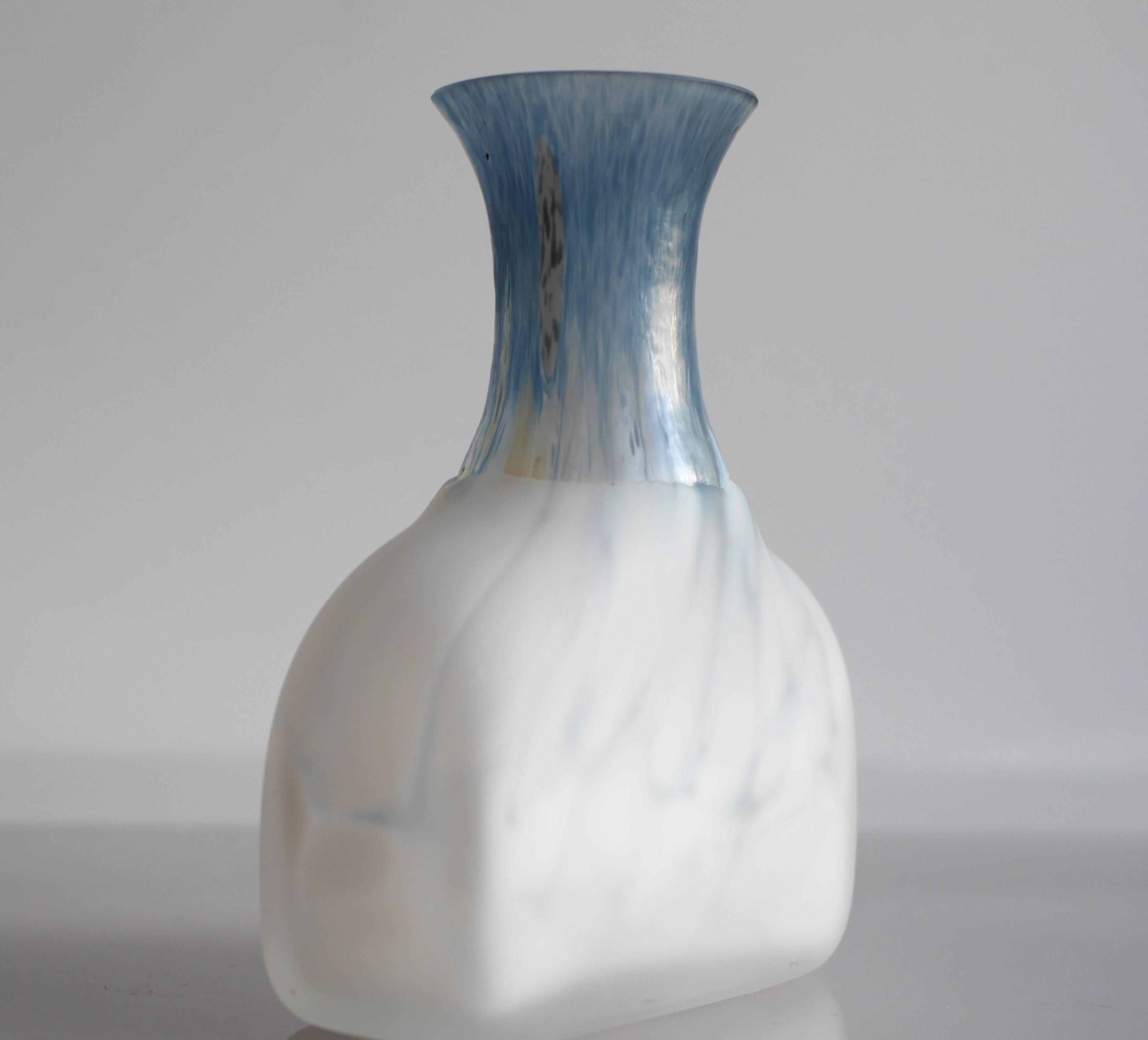 Mid-century modern glass vase design by Monica Backström for Kosta, Sweden In Good Condition For Sale In Skarpnäck, SE