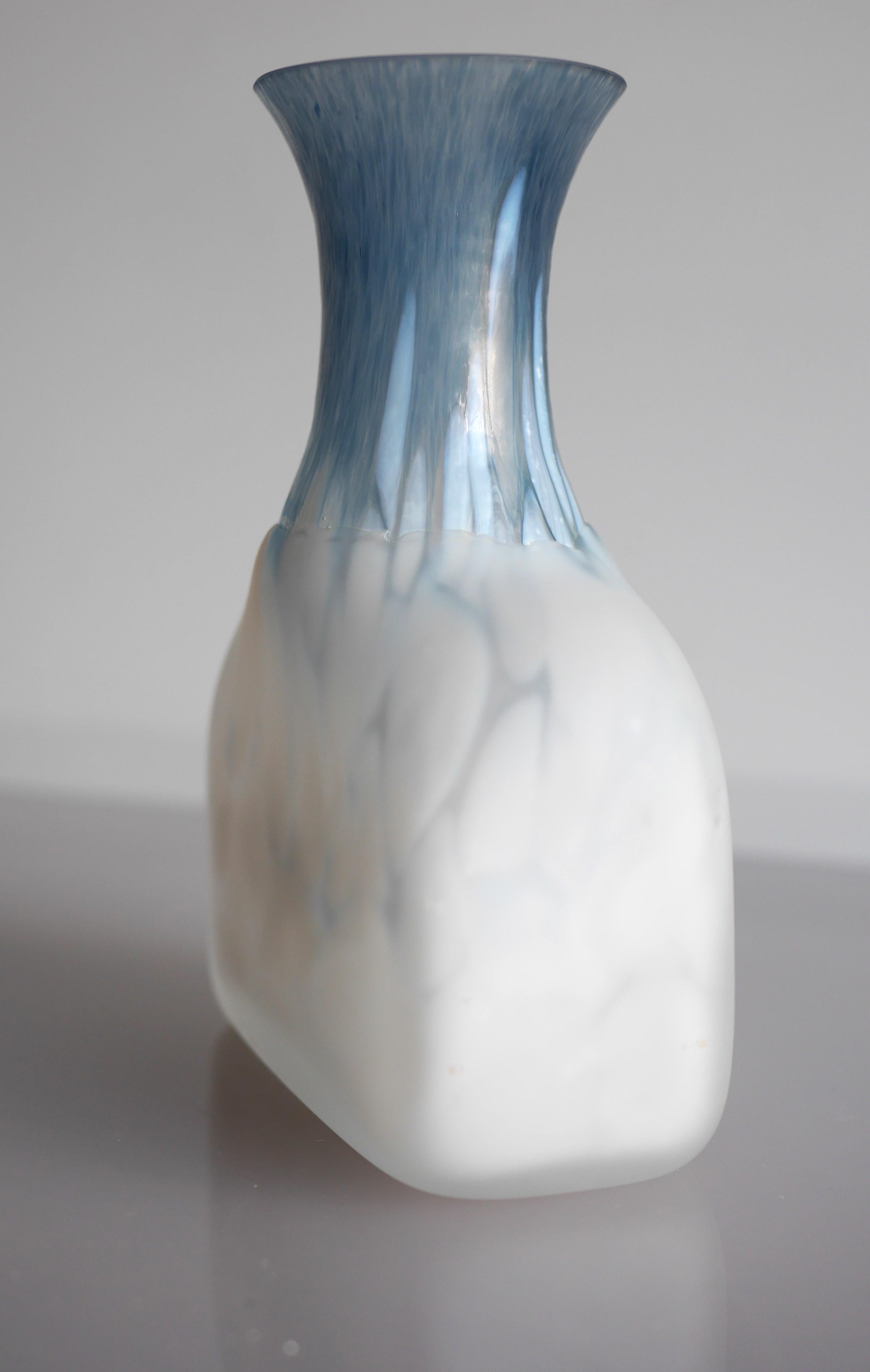 Mid-century modern glass vase design by Monica Backström for Kosta, Sweden For Sale 1