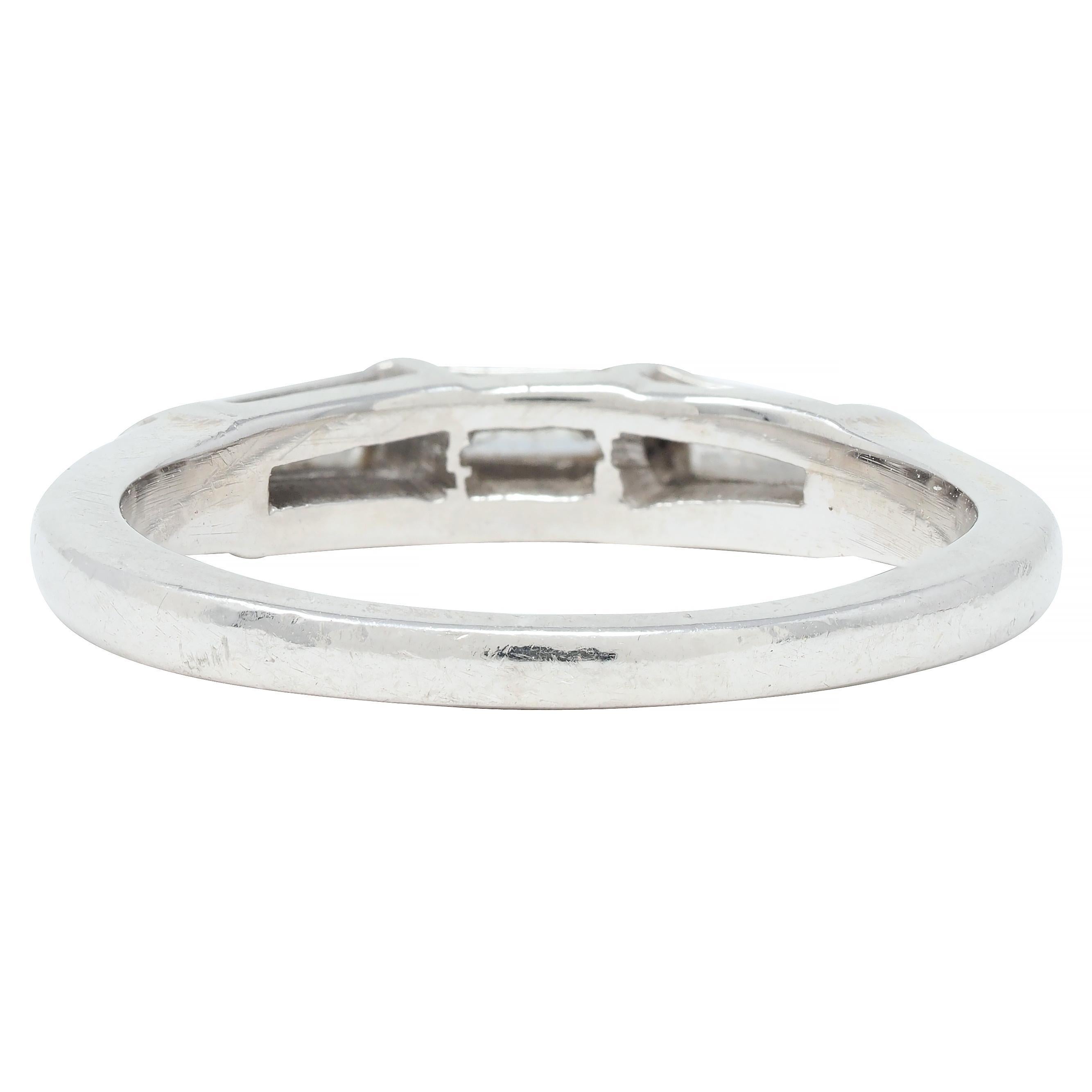 Mid-Century 0,30 CTW Baguette-Diamant Platin Vintage Stapelbarer Ring im Angebot 1