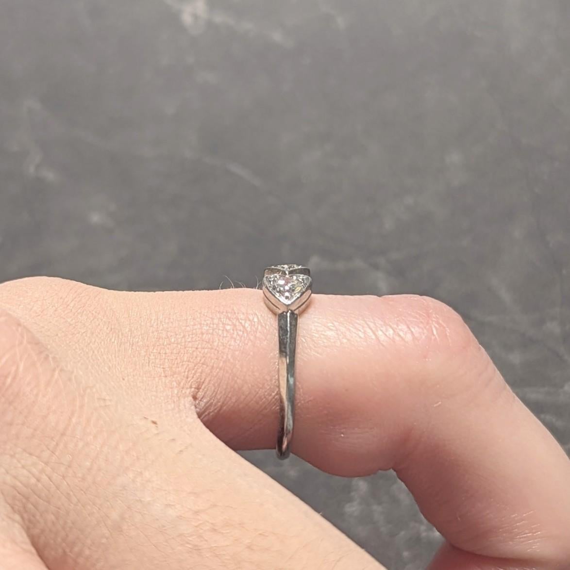 Mid-Century 0.32 CTW Diamond Platinum Heart Three Stone Vintage Band Ring For Sale 6
