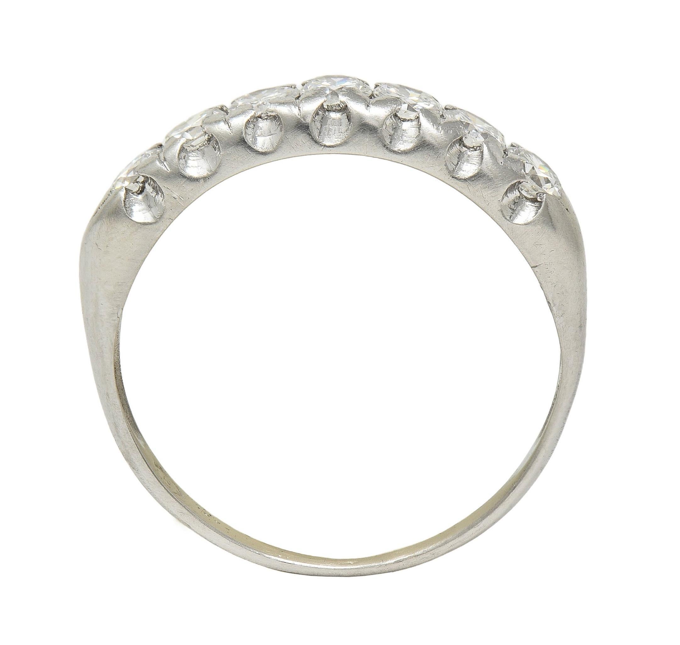 Mid-Century 0.70 CTW Diamond Platinum Vintage Seven Stone Wedding Band Ring (anneau de mariage vintage à sept pierres) en vente 5