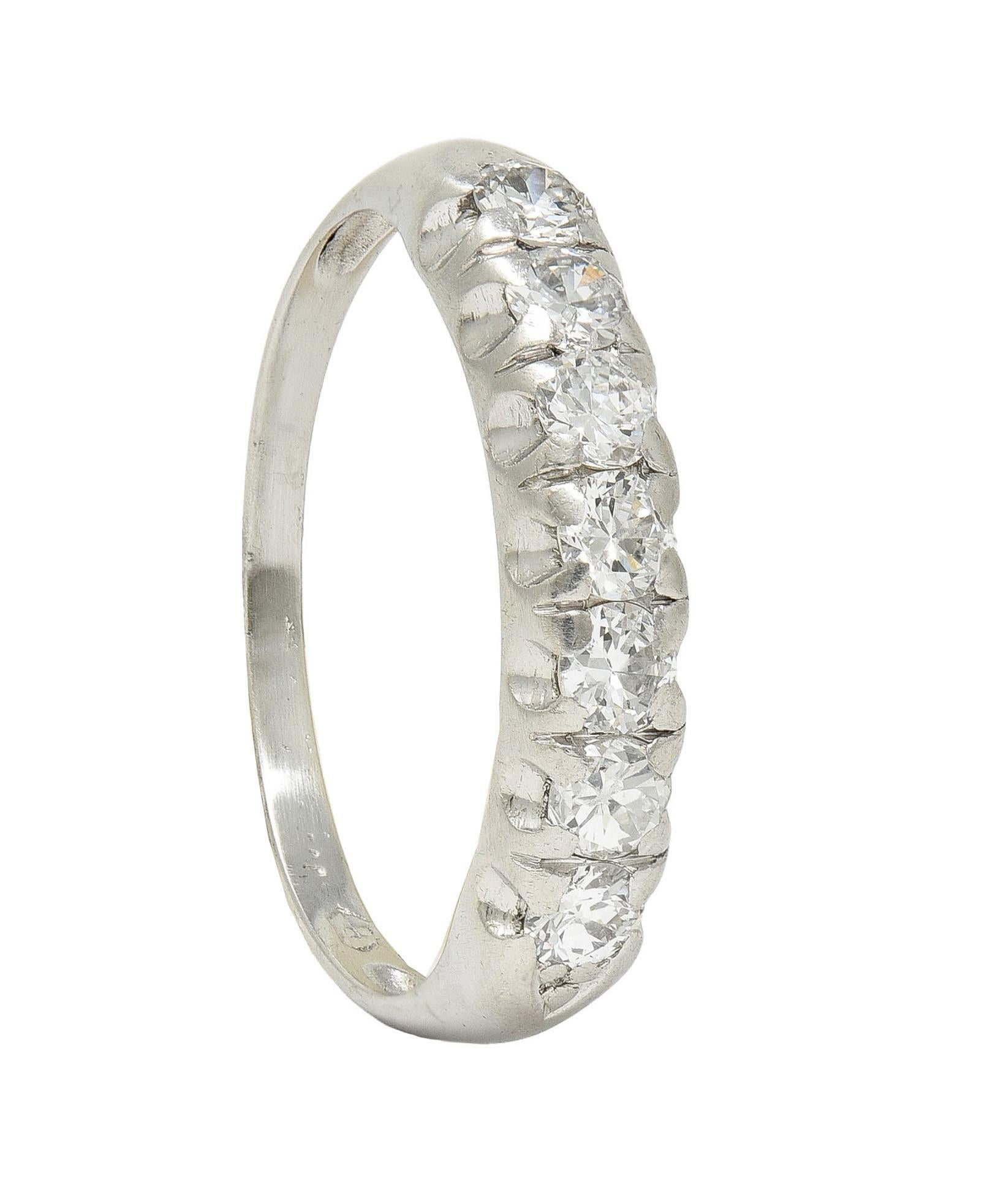 Mid-Century 0.70 CTW Diamond Platinum Vintage Seven Stone Wedding Band Ring (anneau de mariage vintage à sept pierres) en vente 6