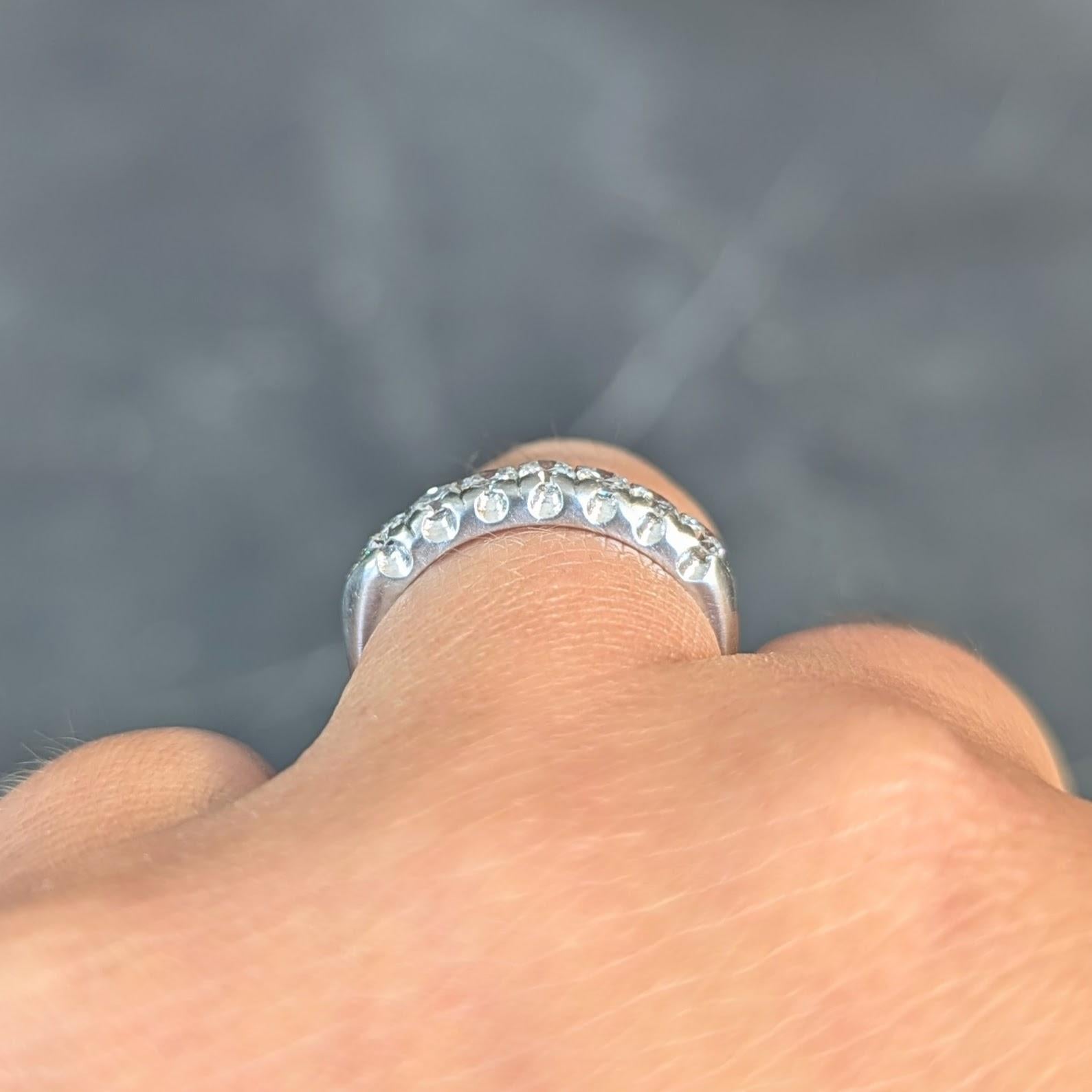 Mid-Century 0.70 CTW Diamond Platinum Vintage Seven Stone Wedding Band Ring (anneau de mariage vintage à sept pierres) en vente 7