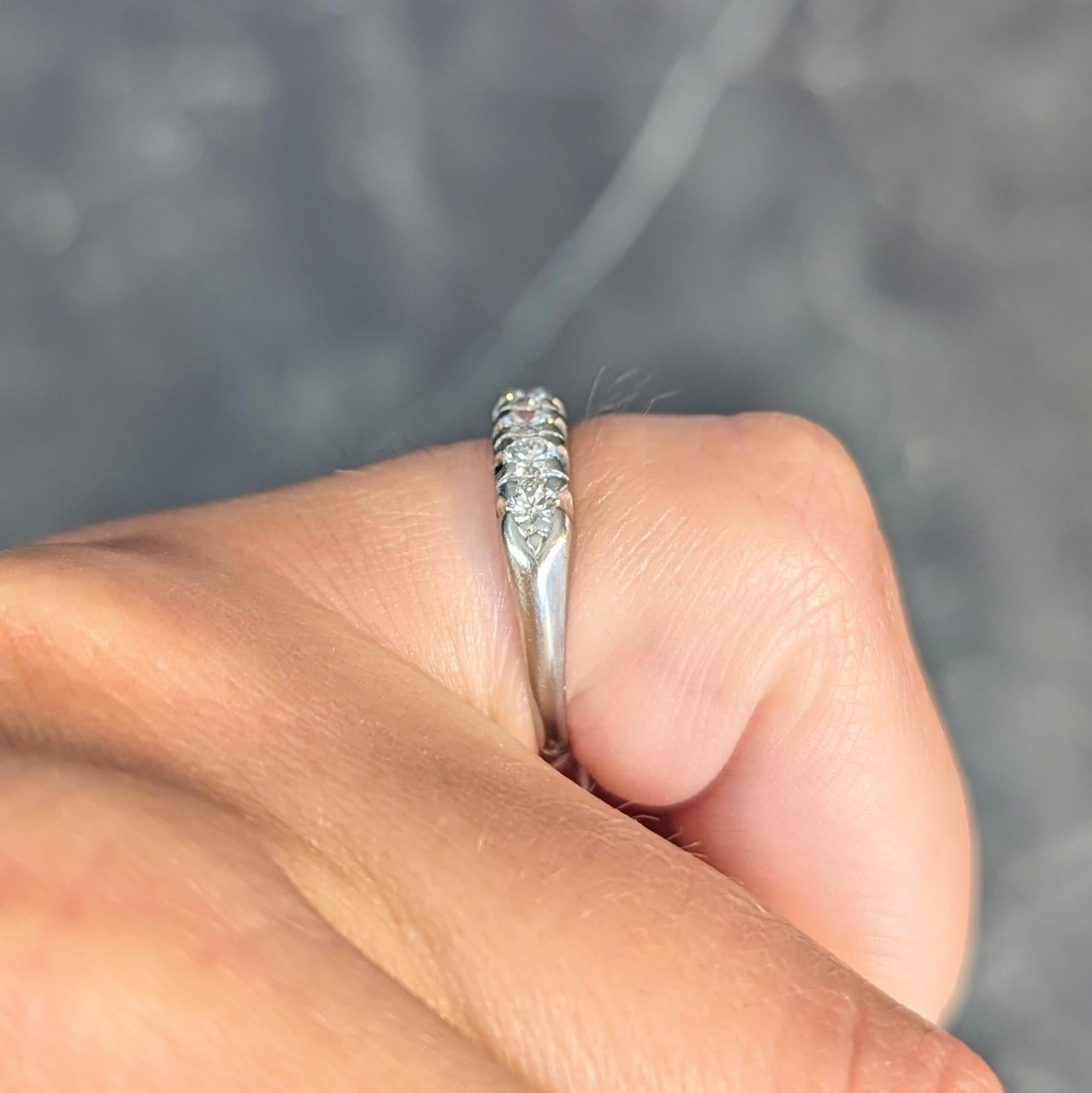 Mid-Century 0.70 CTW Diamond Platinum Vintage Seven Stone Wedding Band Ring (anneau de mariage vintage à sept pierres) en vente 8