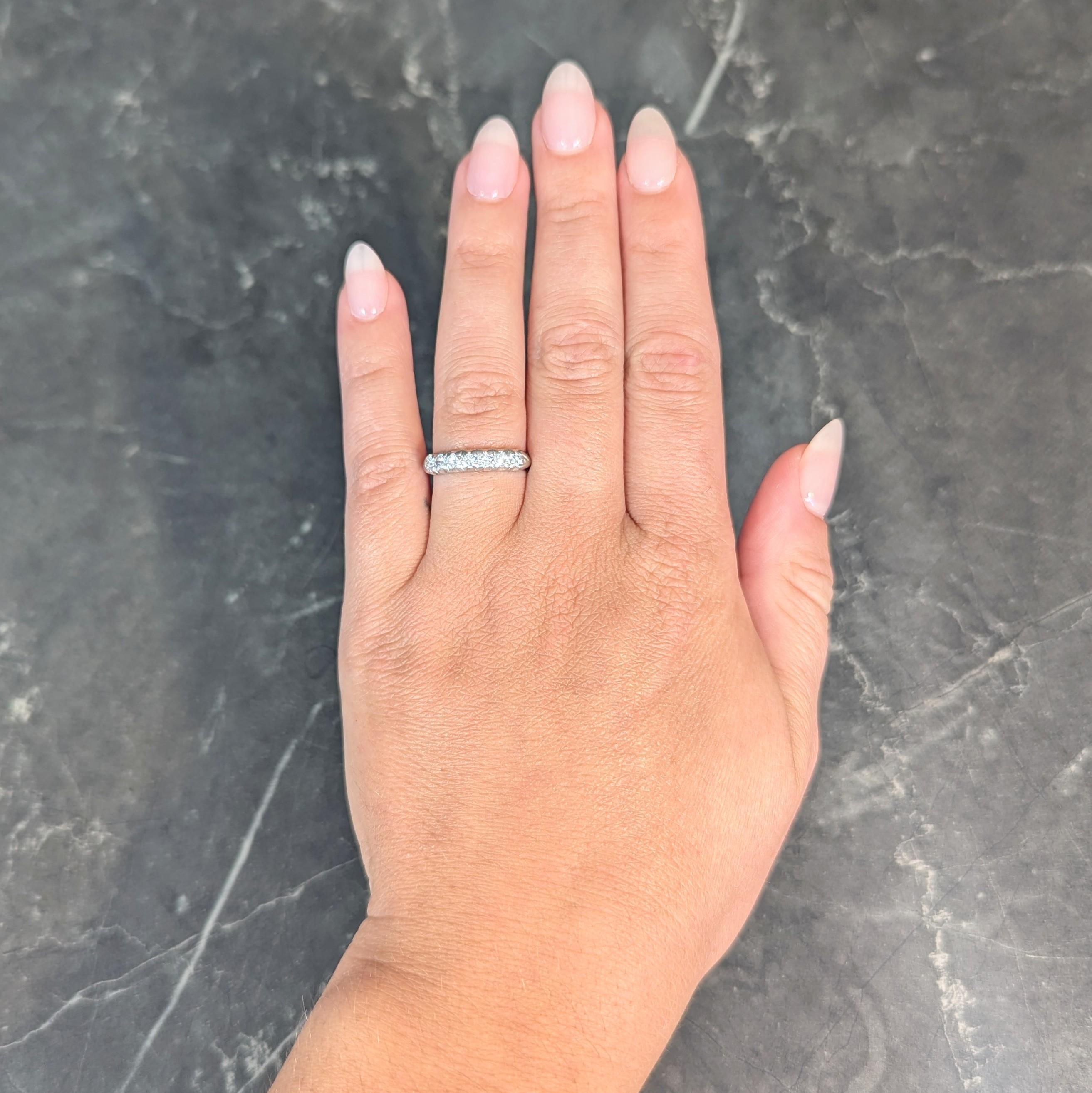 Avec sept diamants de taille transitionnelle pesant environ 0,70 carat au total.
Couleur G/H et pureté SI2 - serti d'est en ouest avec un profil en queue de poisson
Les épaules sont flanquées d'un motif à chevrons rainuré.
Complété par une tige en