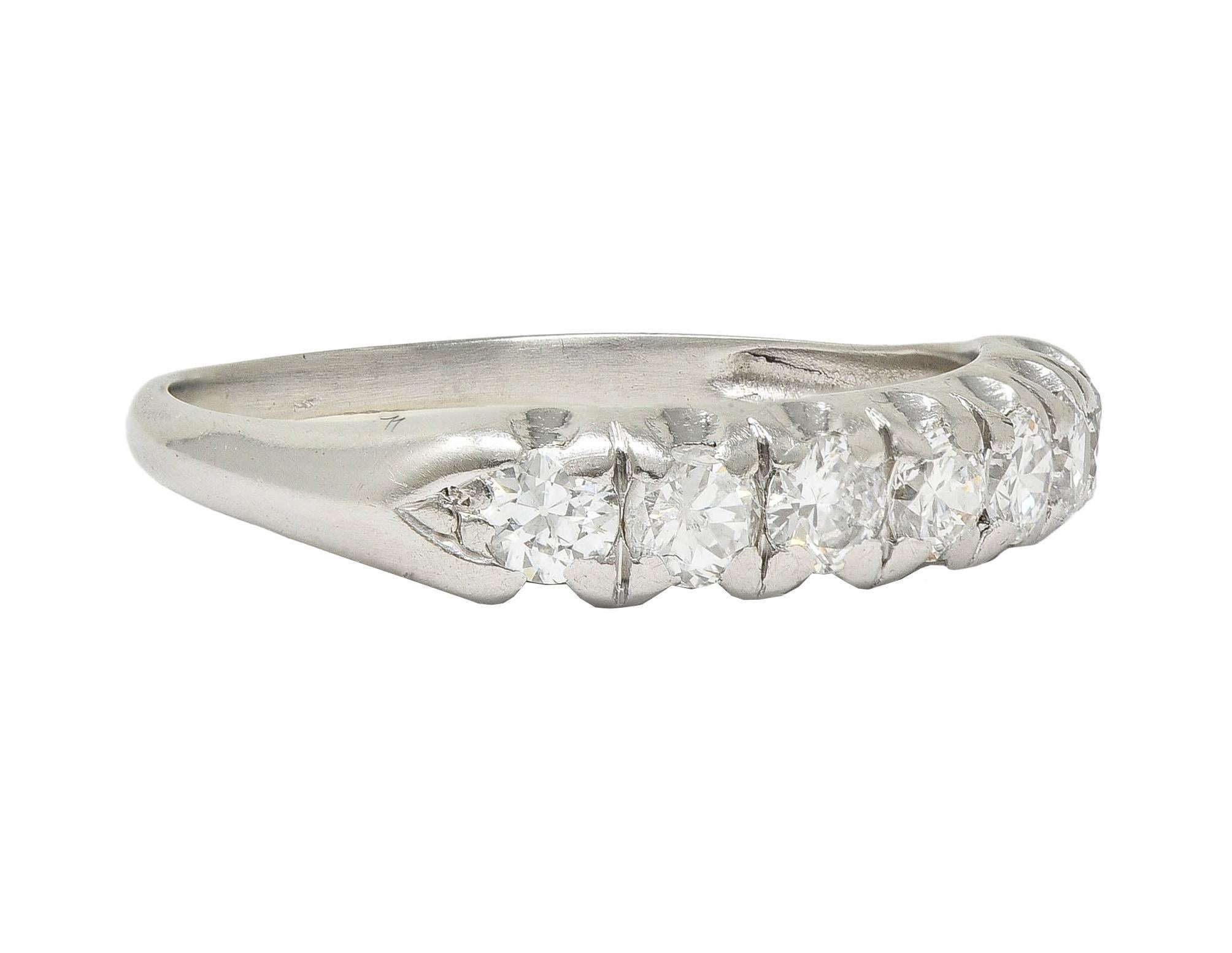 Taille ronde Mid-Century 0.70 CTW Diamond Platinum Vintage Seven Stone Wedding Band Ring (anneau de mariage vintage à sept pierres) en vente