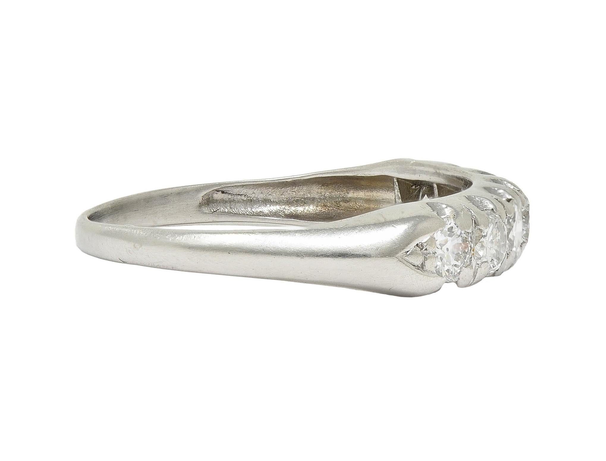 Mid-Century 0.70 CTW Diamond Platinum Vintage Seven Stone Wedding Band Ring (anneau de mariage vintage à sept pierres) Excellent état - En vente à Philadelphia, PA