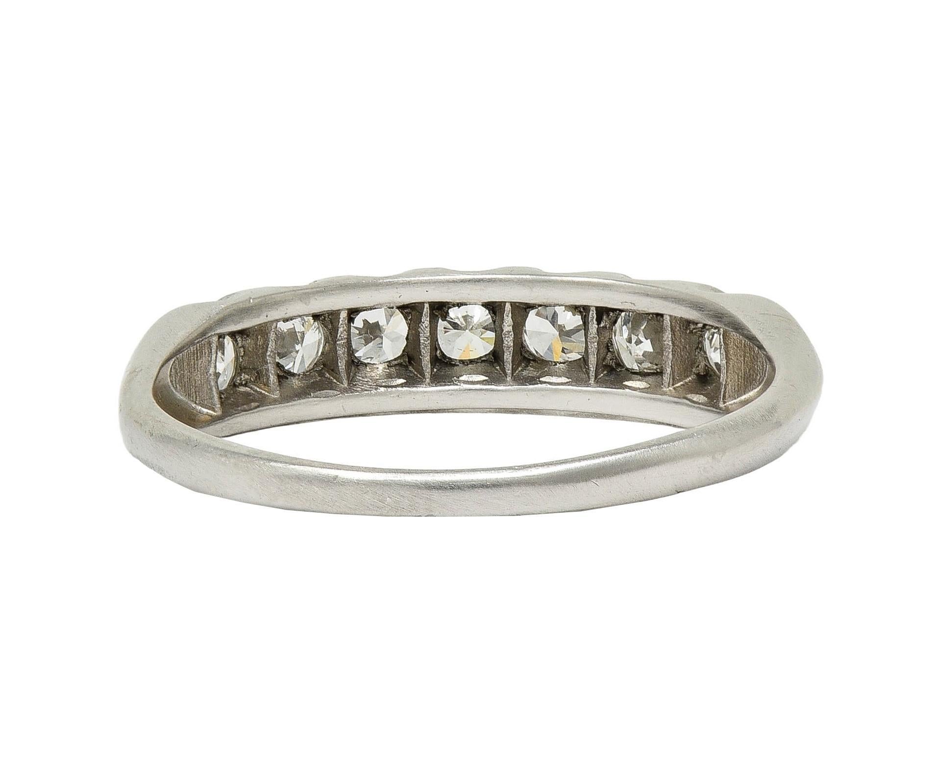 Mid-Century 0.70 CTW Diamond Platinum Vintage Seven Stone Wedding Band Ring (anneau de mariage vintage à sept pierres) Unisexe en vente