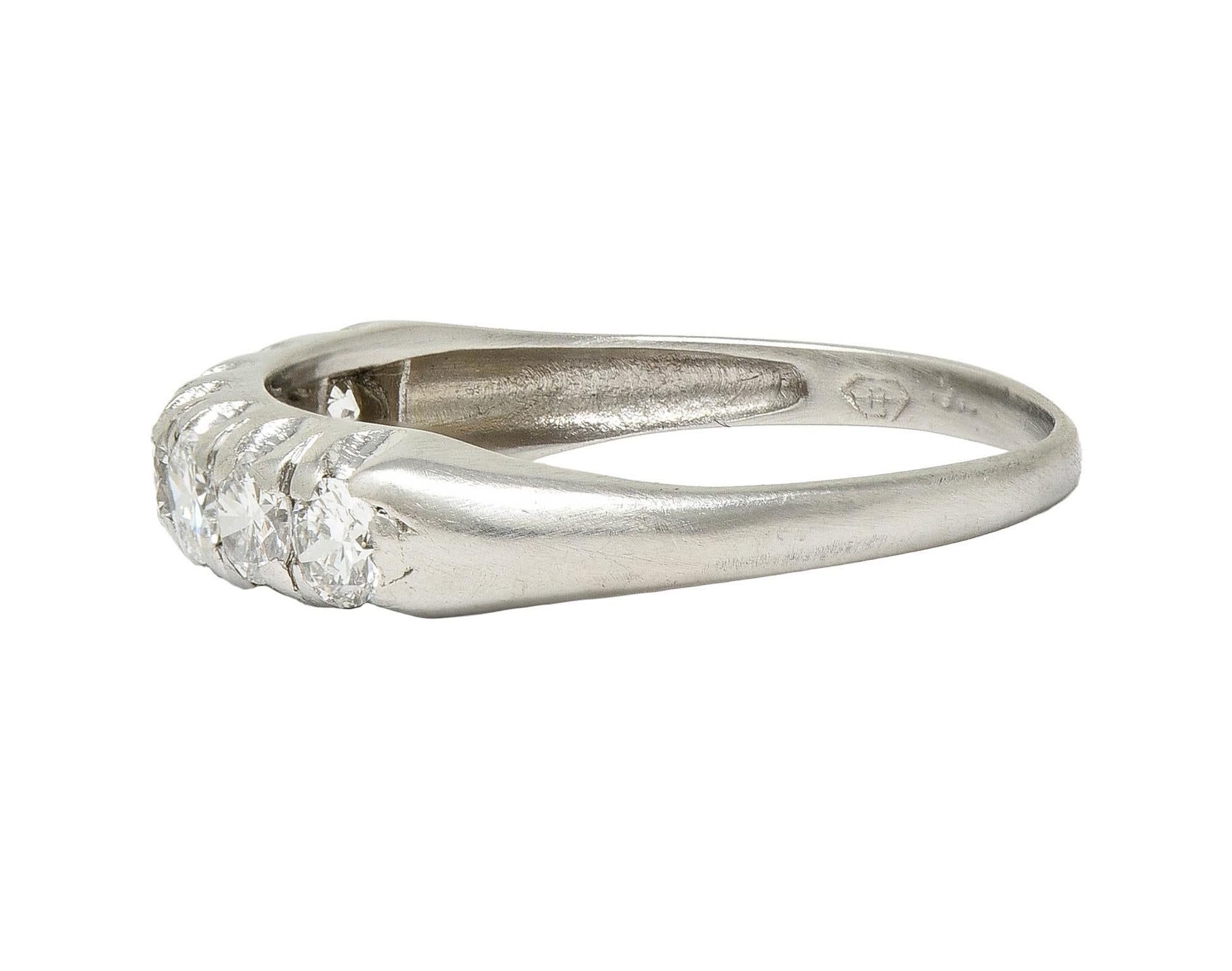 Mid-Century 0.70 CTW Diamond Platinum Vintage Seven Stone Wedding Band Ring (anneau de mariage vintage à sept pierres) en vente 1