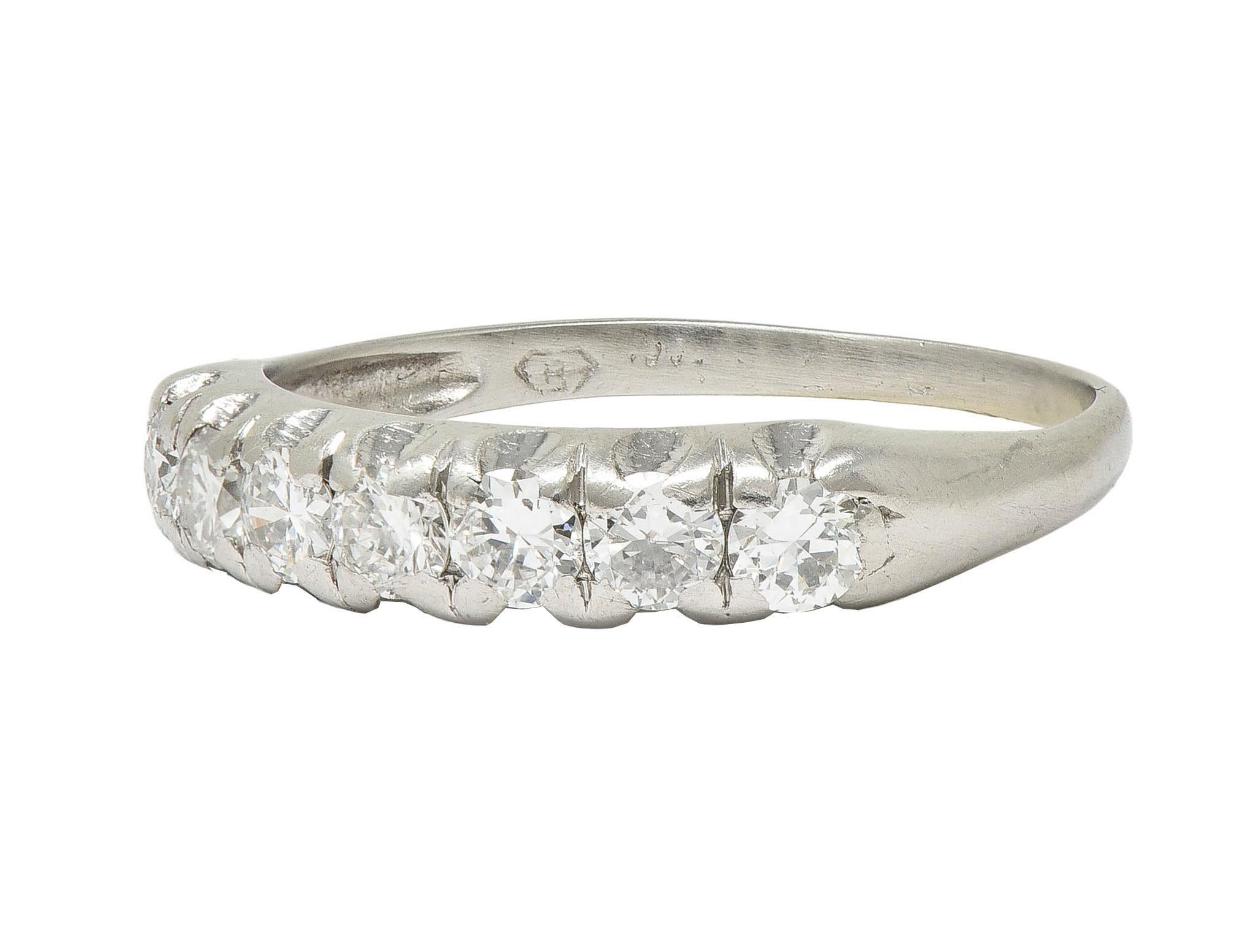 Mid-Century 0.70 CTW Diamond Platinum Vintage Seven Stone Wedding Band Ring (anneau de mariage vintage à sept pierres) en vente 2