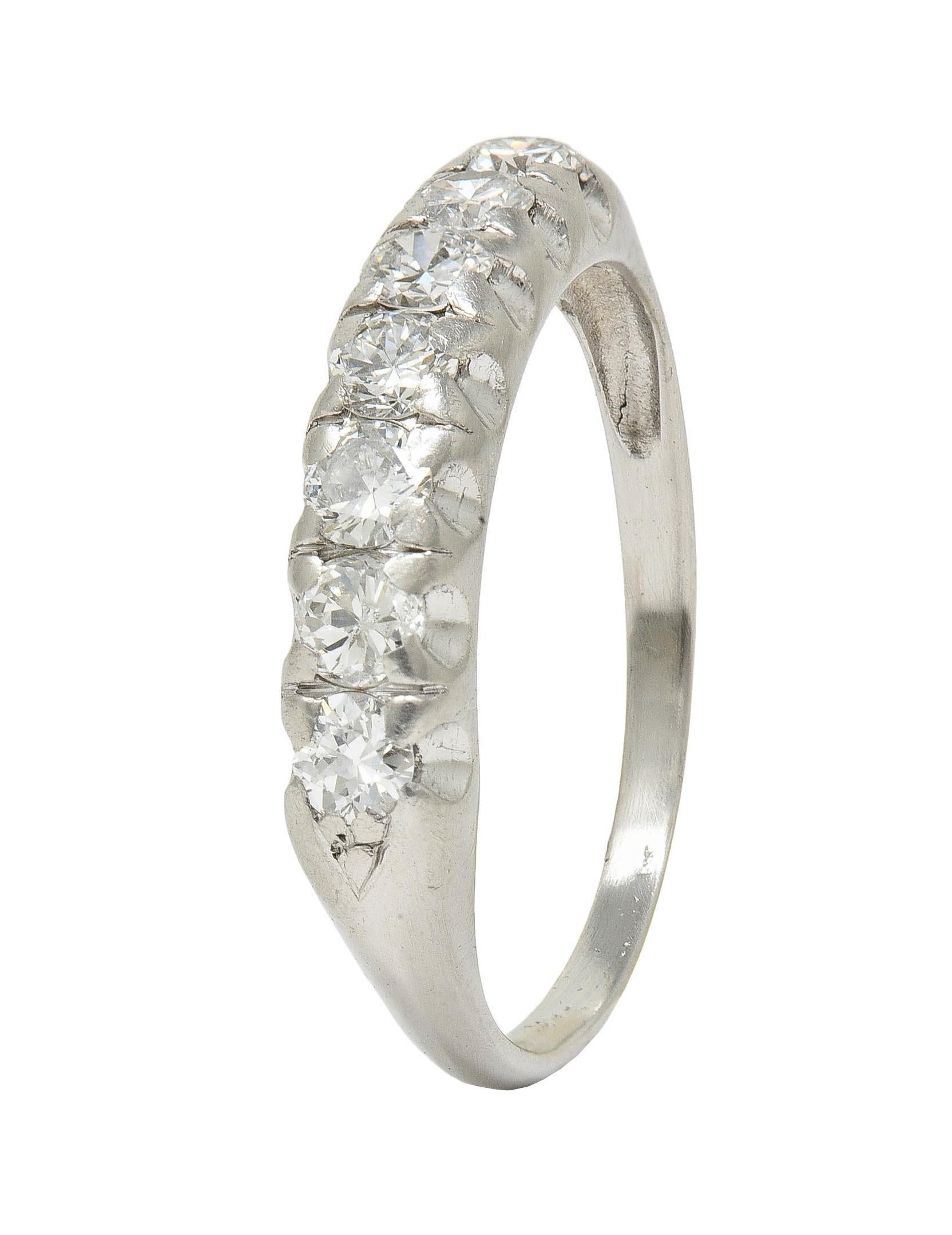 Mid-Century 0.70 CTW Diamond Platinum Vintage Seven Stone Wedding Band Ring (anneau de mariage vintage à sept pierres) en vente 4