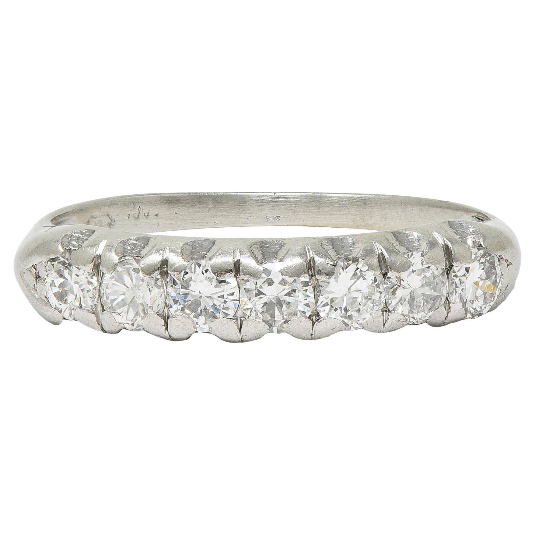 Mid-Century 0.70 CTW Diamond Platinum Vintage Seven Stone Wedding Band Ring (anneau de mariage vintage à sept pierres) en vente