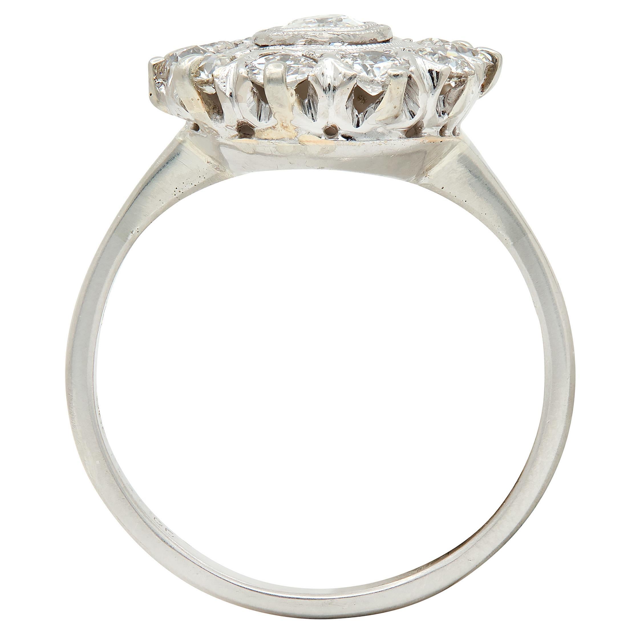 Taglio a goccia Mid-Century 0.88 CTW Pear Cut Diamond Platinum Vintage Halo Ring in vendita