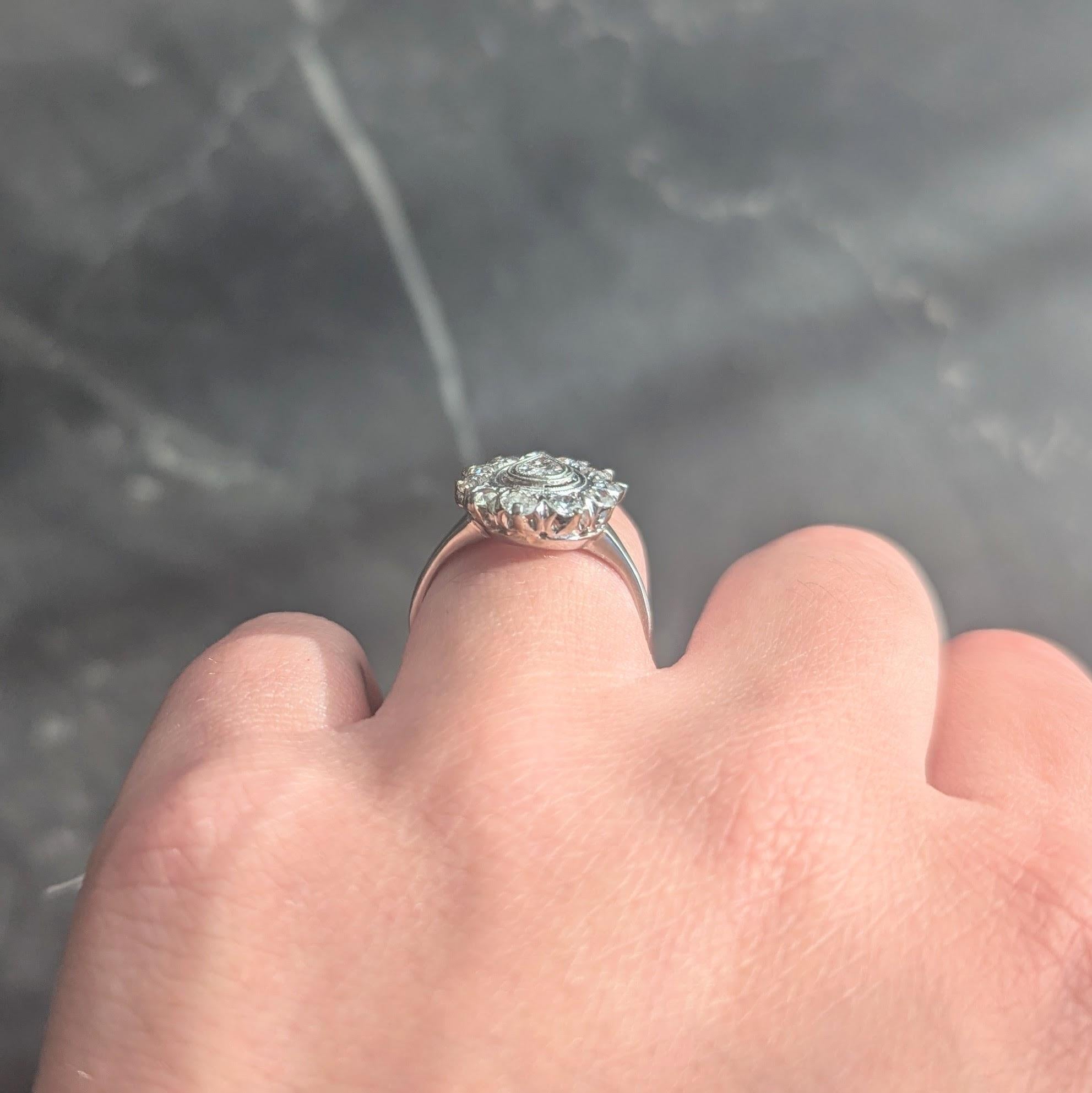 Donna Mid-Century 0.88 CTW Pear Cut Diamond Platinum Vintage Halo Ring in vendita