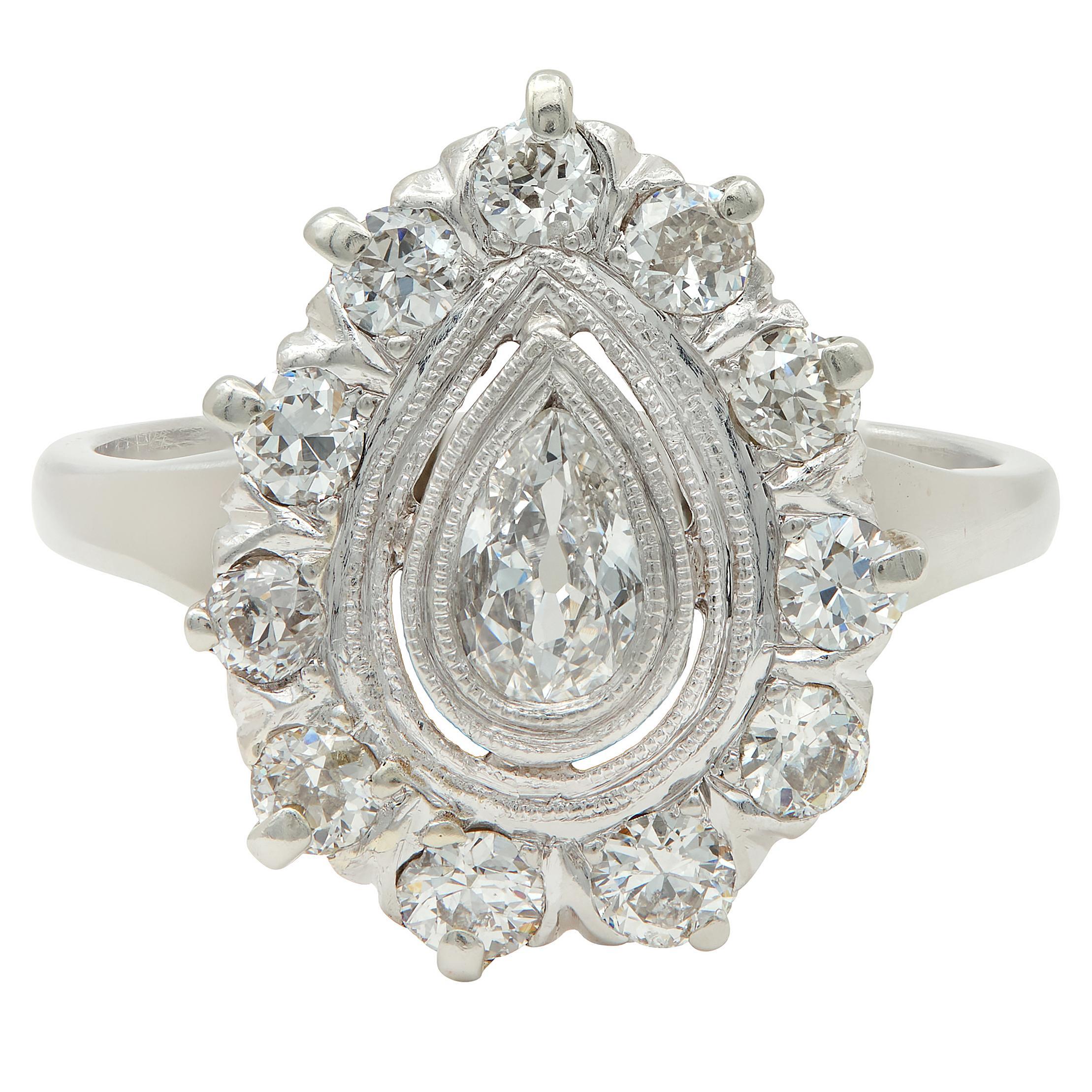 Mid-Century 0.88 CTW Pear Cut Diamond Platinum Vintage Halo Ring in vendita 2