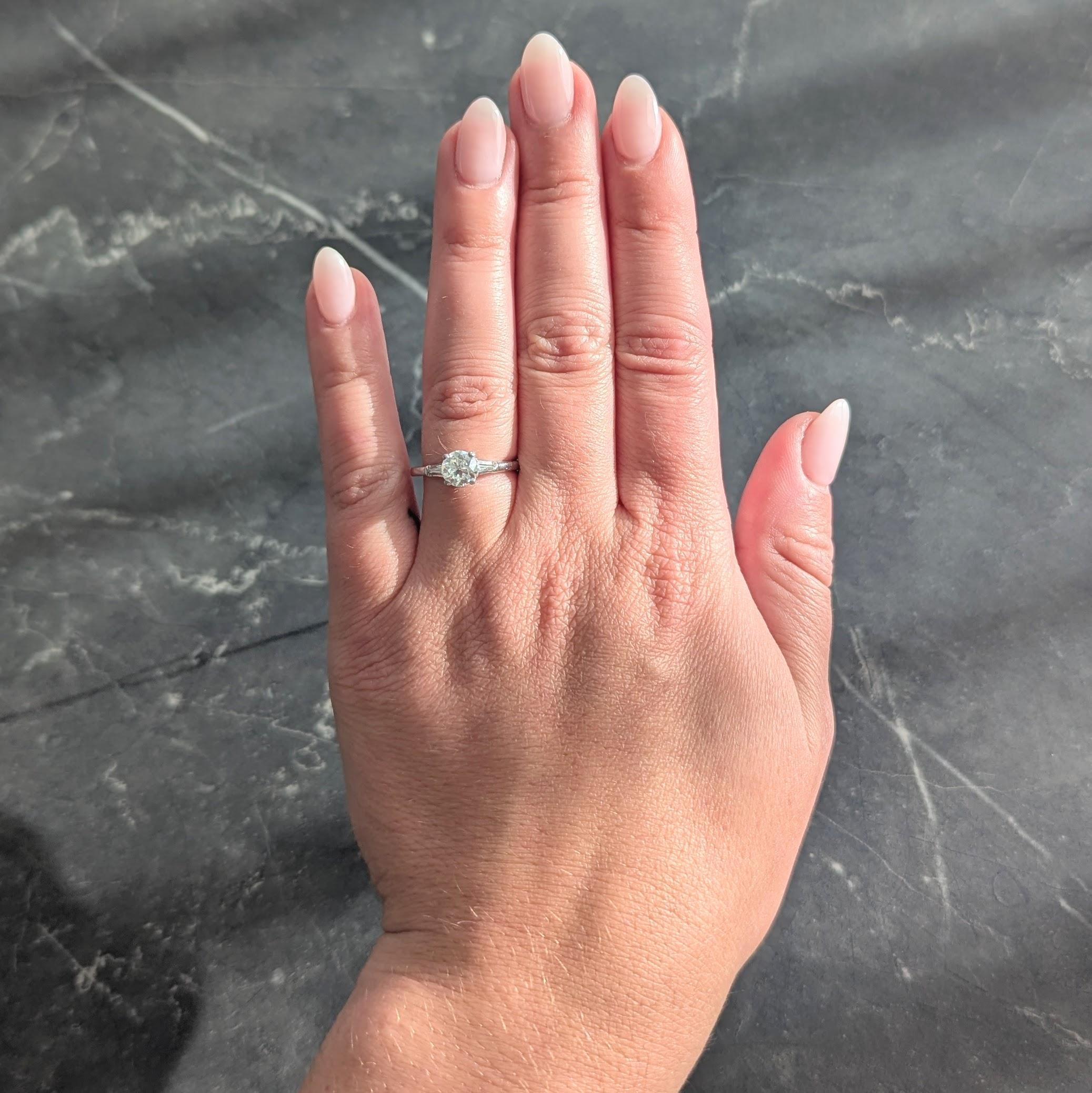 Al centro un diamante vecchio taglio europeo del peso totale di 0,81 carati - colore I con purezza SI1
Incastonato in un cestino e affiancato da spalle a cattedrale con baguette affusolate incastonate a bar.
Pesa circa 0.08 carati in totale - ben