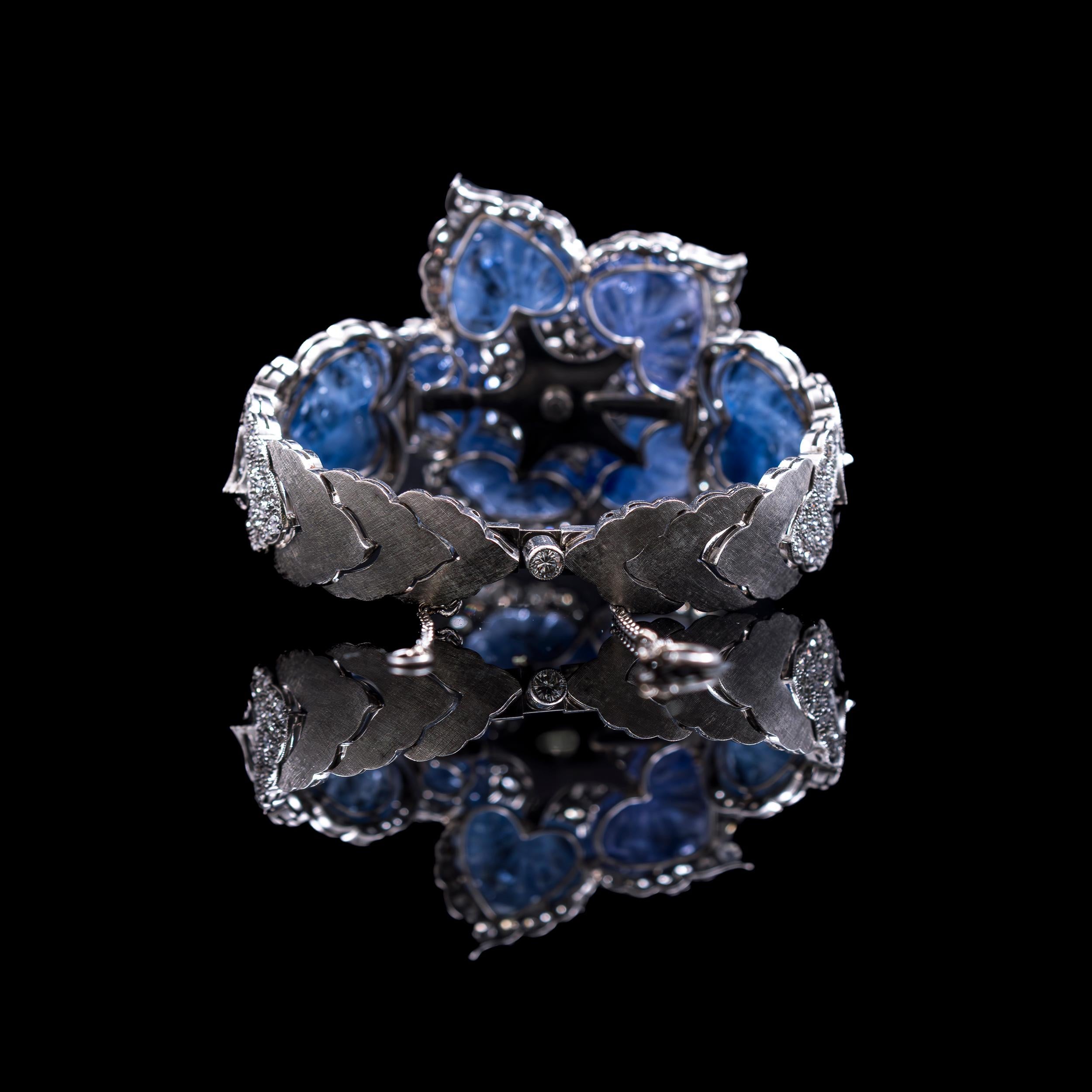 Taille cabochon Bracelet fleur en saphir 100 carats à couleurs changeantes et diamants 11 carats du milieu du siècle dernier en vente