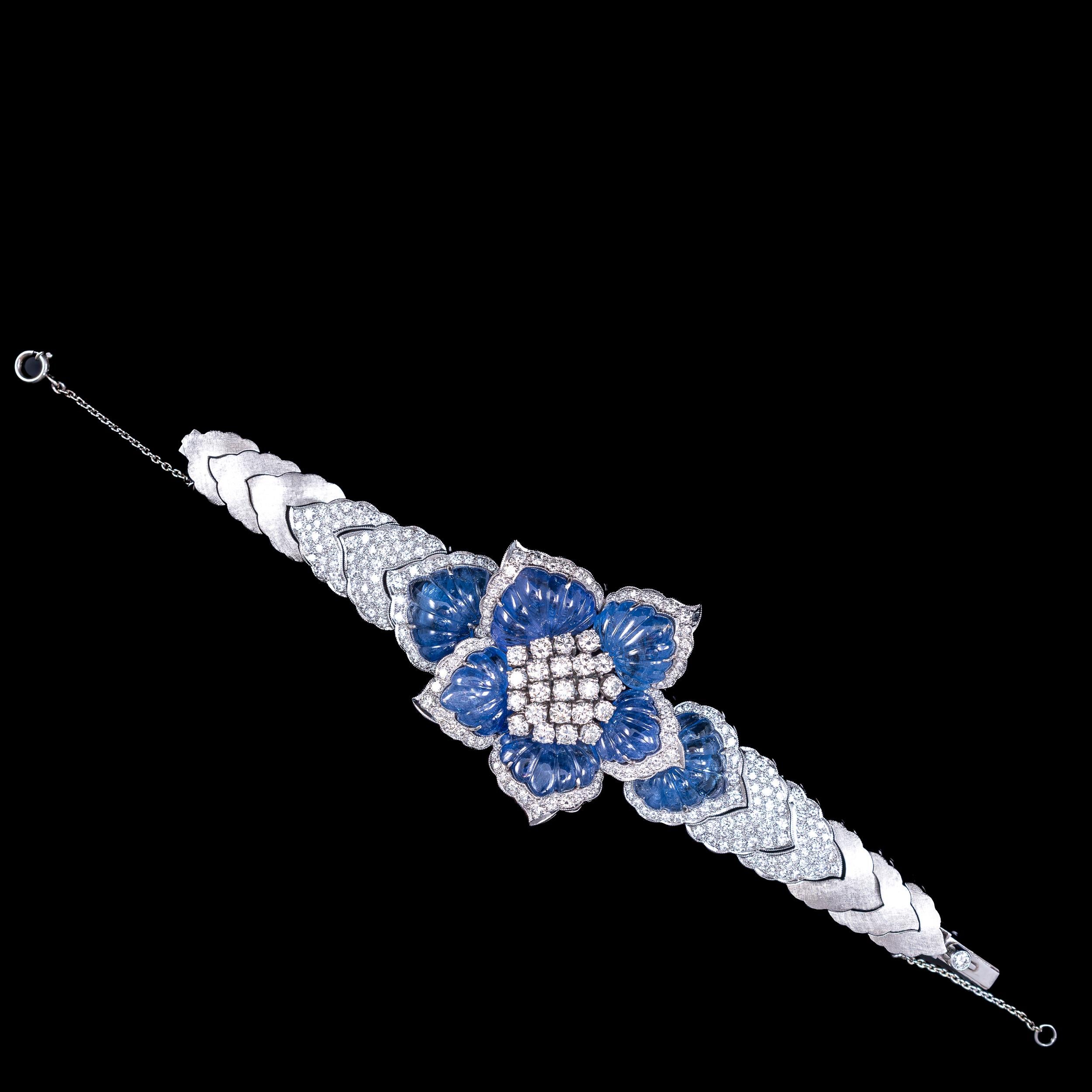 Mid-Century 100 Carat Color-Change Sapphire 11 Carat Diamond Flower Bracelet For Sale 3