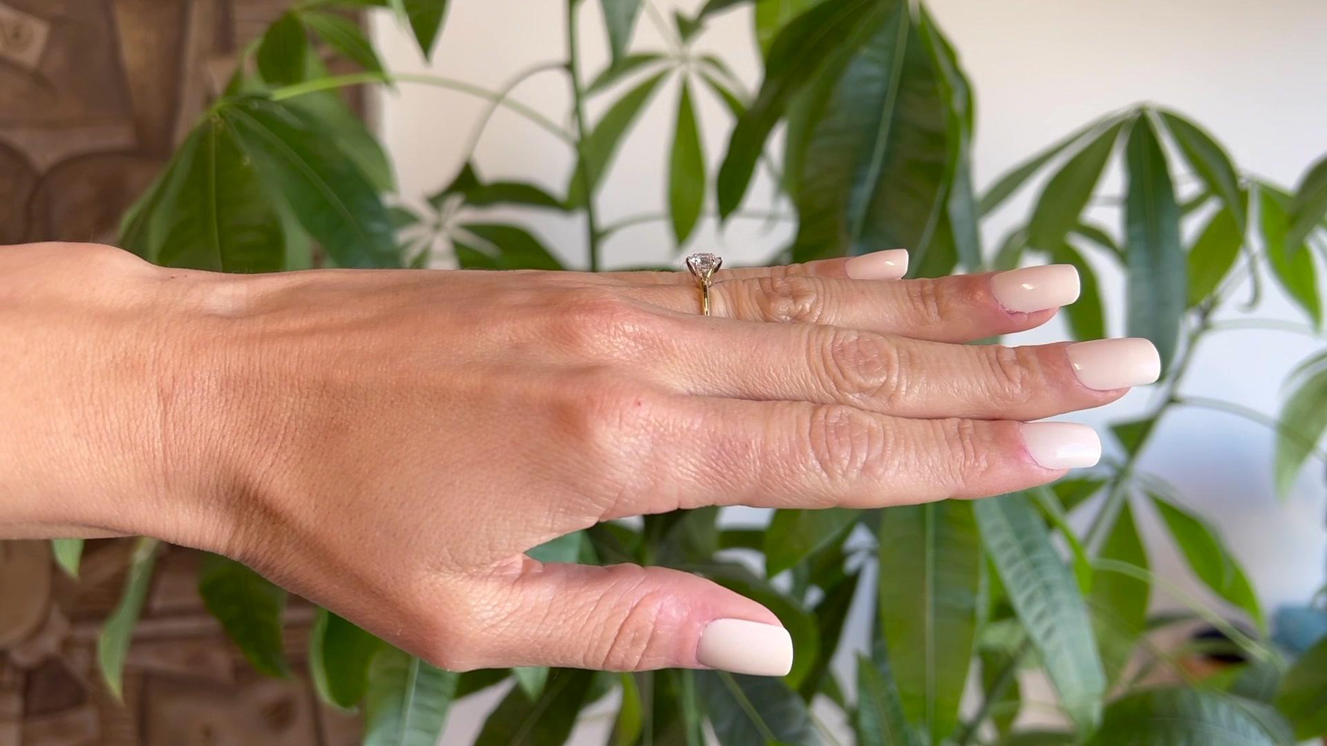 Solitärring aus 14 Karat Gelbgold mit 1,00 Karat rundem Brillantschliff aus der Mitte des Jahrhunderts im Zustand „Hervorragend“ in Beverly Hills, CA