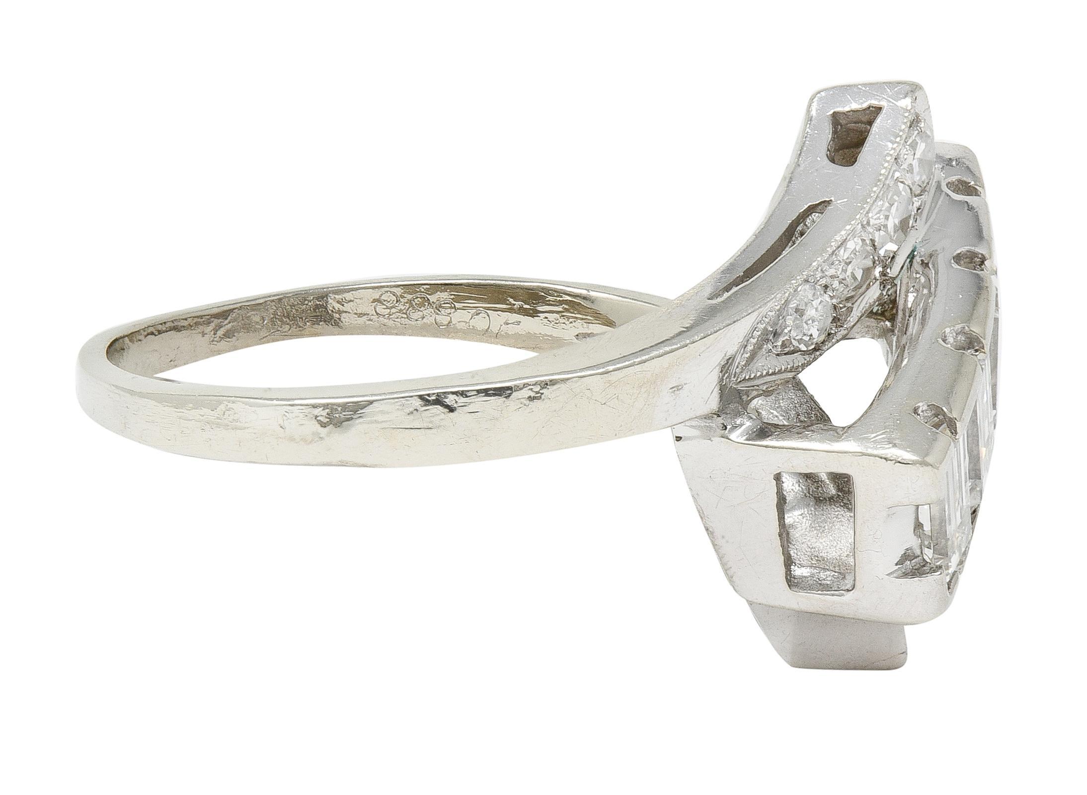 Mid-Century 1,00 CTW Diamant 14 Karat Gold Vintage Band Bypass Ring (Baguetteschliff) im Angebot