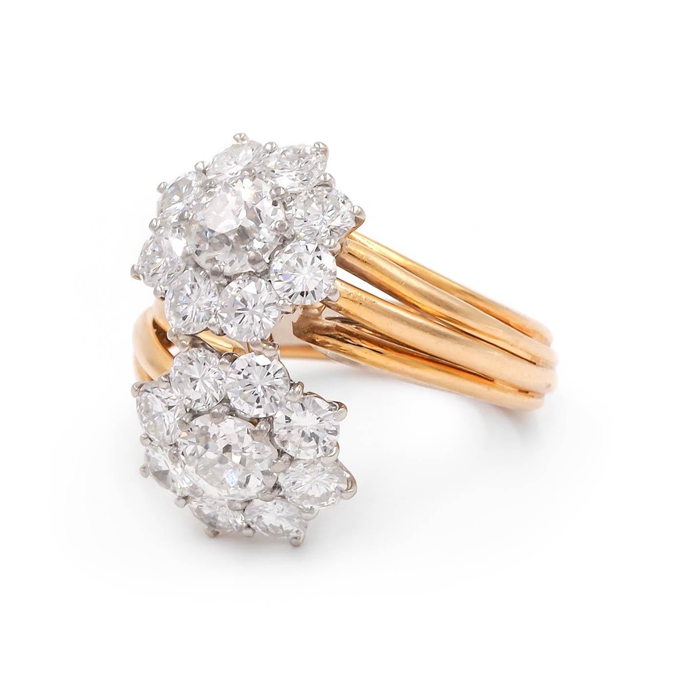 Mid-Century 1.00 Ctw. Bague Toi et Moi en diamant de taille européenne composé d'or jaune 18k et d'or blanc 18k. Les deux principaux diamants de taille européenne ancienne pèsent environ 1,00 carat au total. Avec 16 diamants ronds de taille