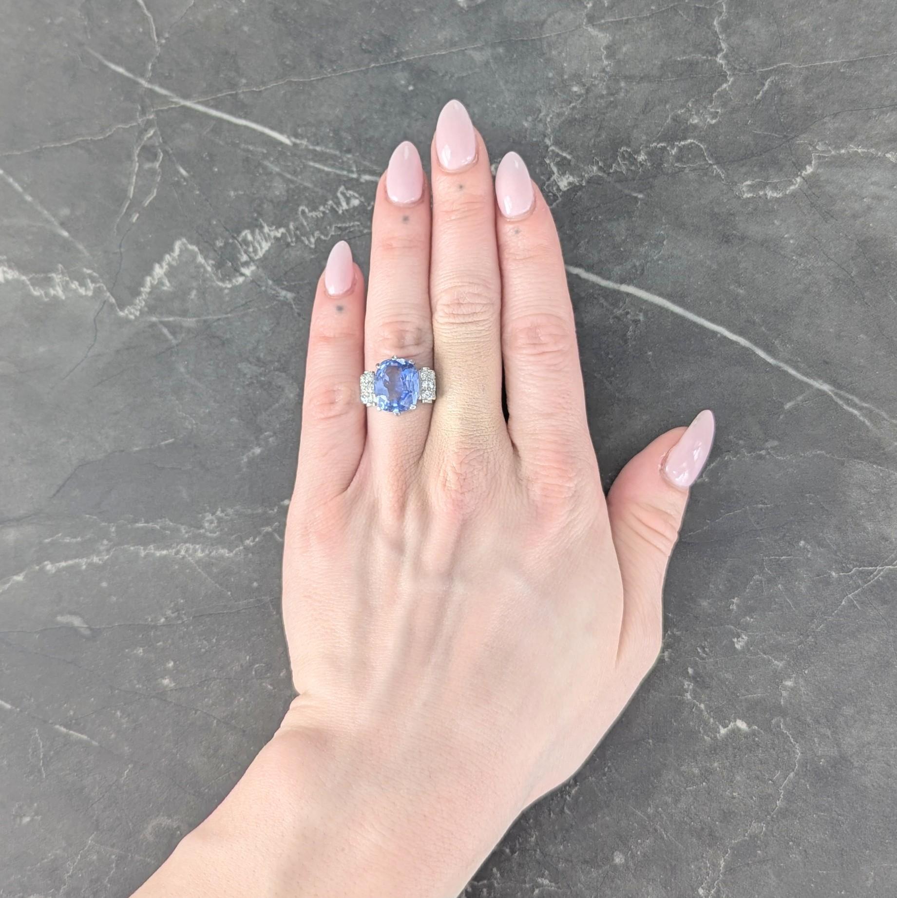 Centré sur un saphir taillé en coussin pesant environ 9,83 carats au total - bleu corail clair transparent
D'origine Nature Ceylon (Sri Lankan) et ne présentant aucune indication de traitement thermique
Serti de six griffes dans un panier percé