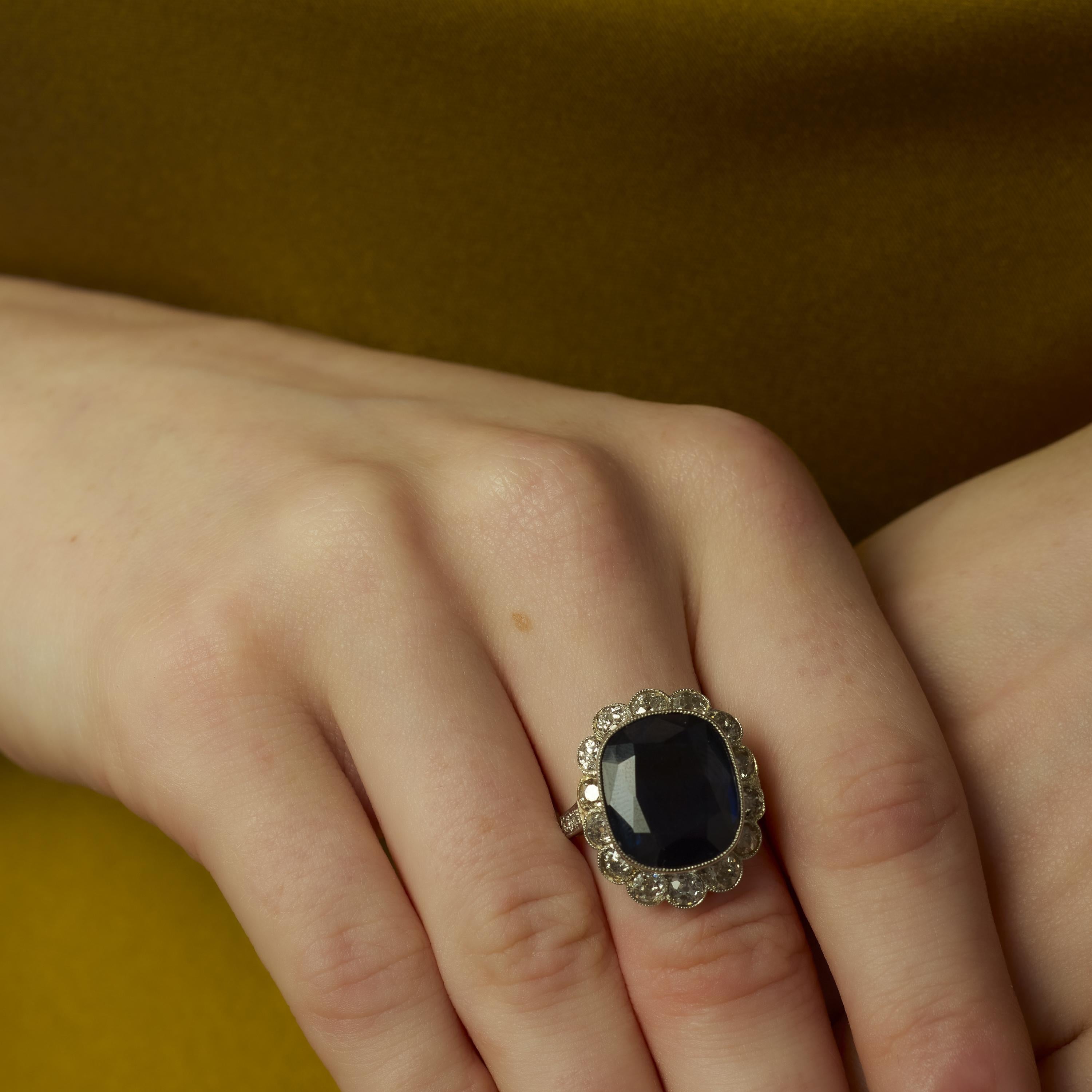 Taglio cuscino Anello a grappolo in platino con zaffiro e diamante da 10,44 carati del Mid Century in vendita