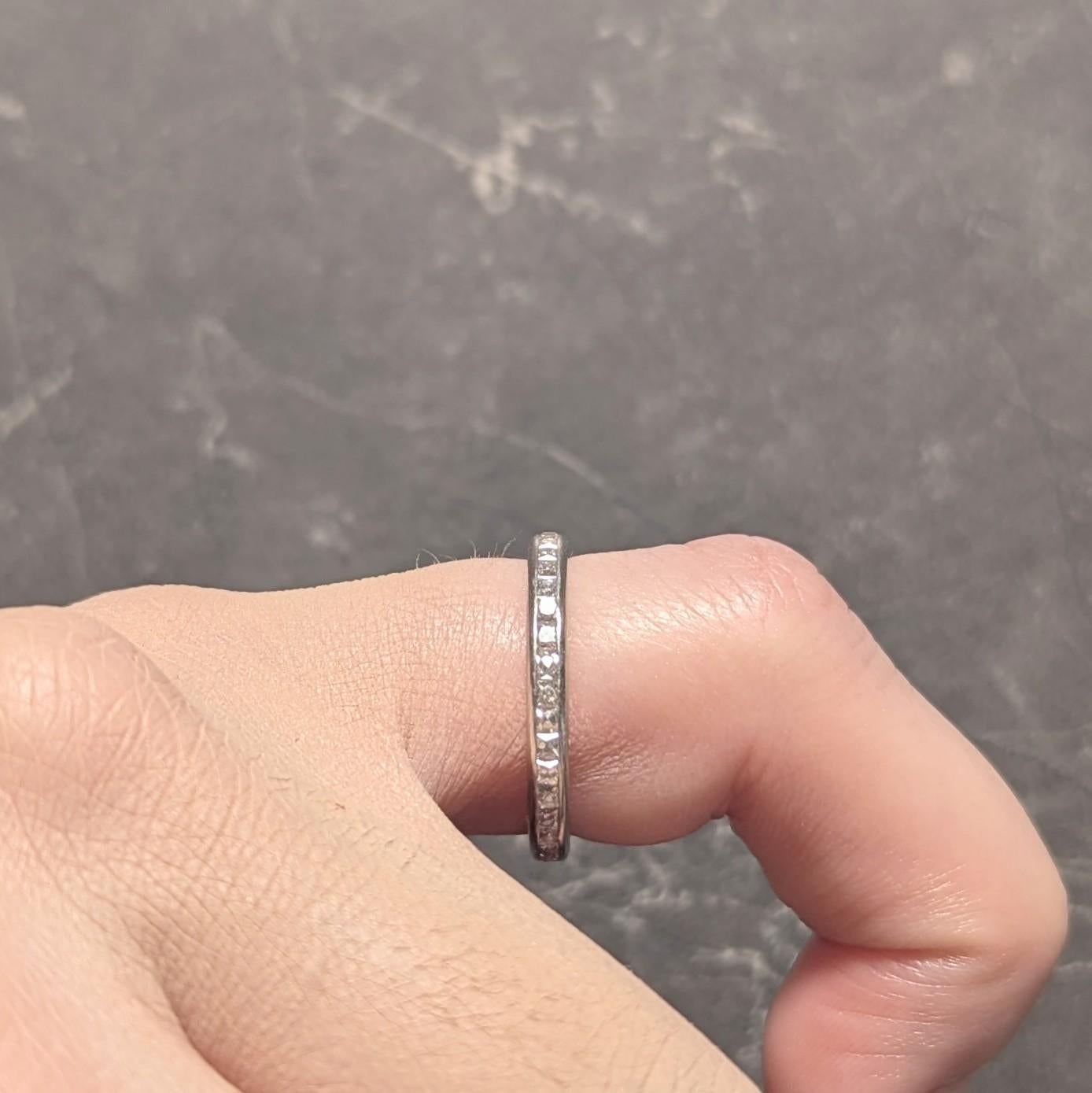 Anello a fascia per l'eternità vintage in platino con diamante taglio francese da 1.05 CTW di metà secolo in vendita 2