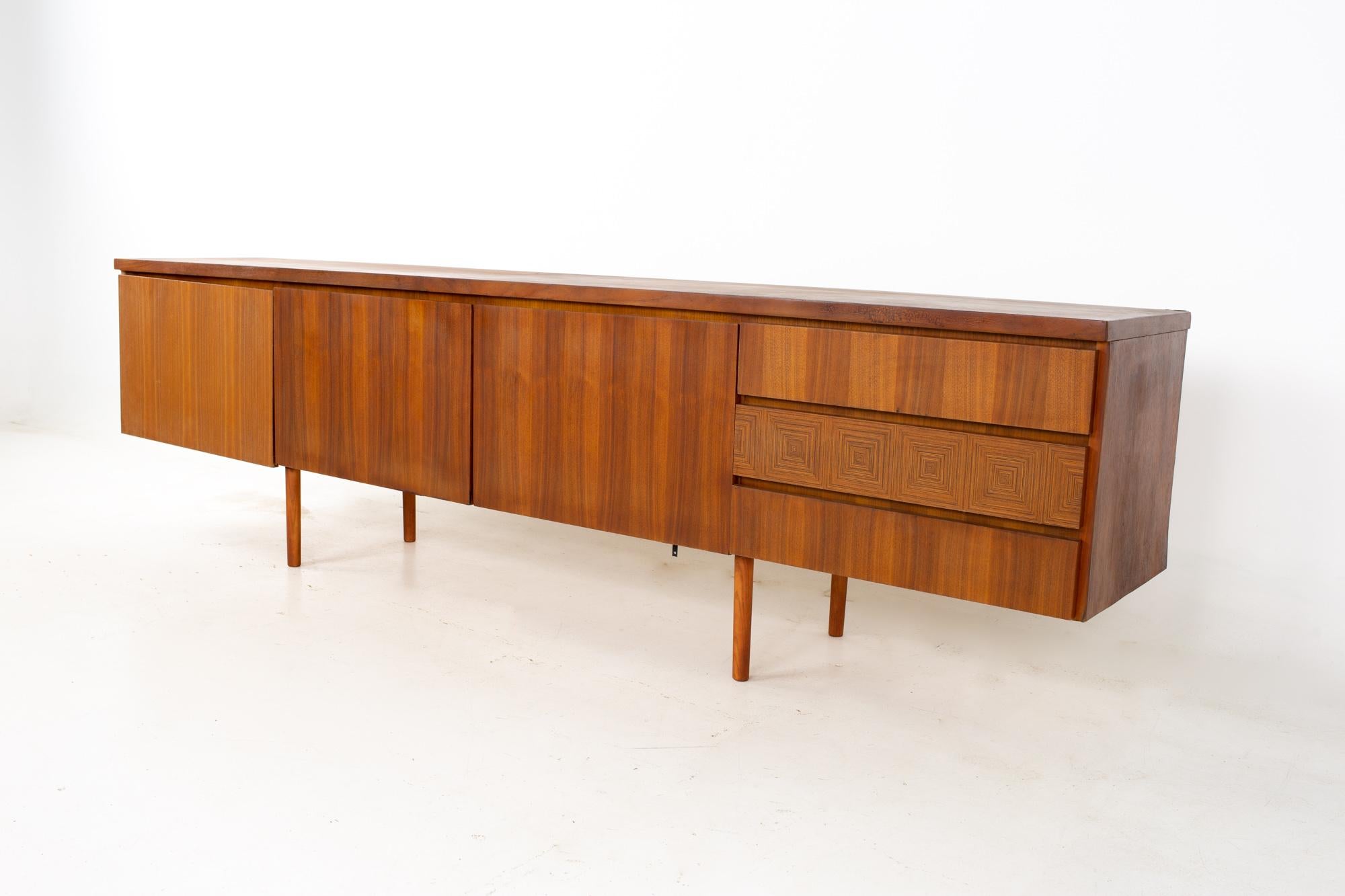 Mid Century Long Teak Credenza In Good Condition In Countryside, IL