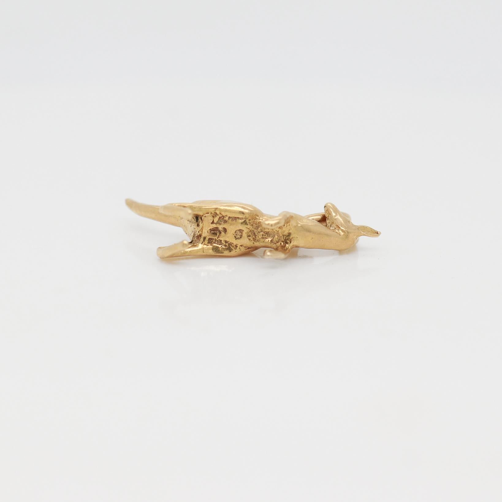 Charm a forma di canguro in oro 10k di metà secolo per un braccialetto in vendita 5