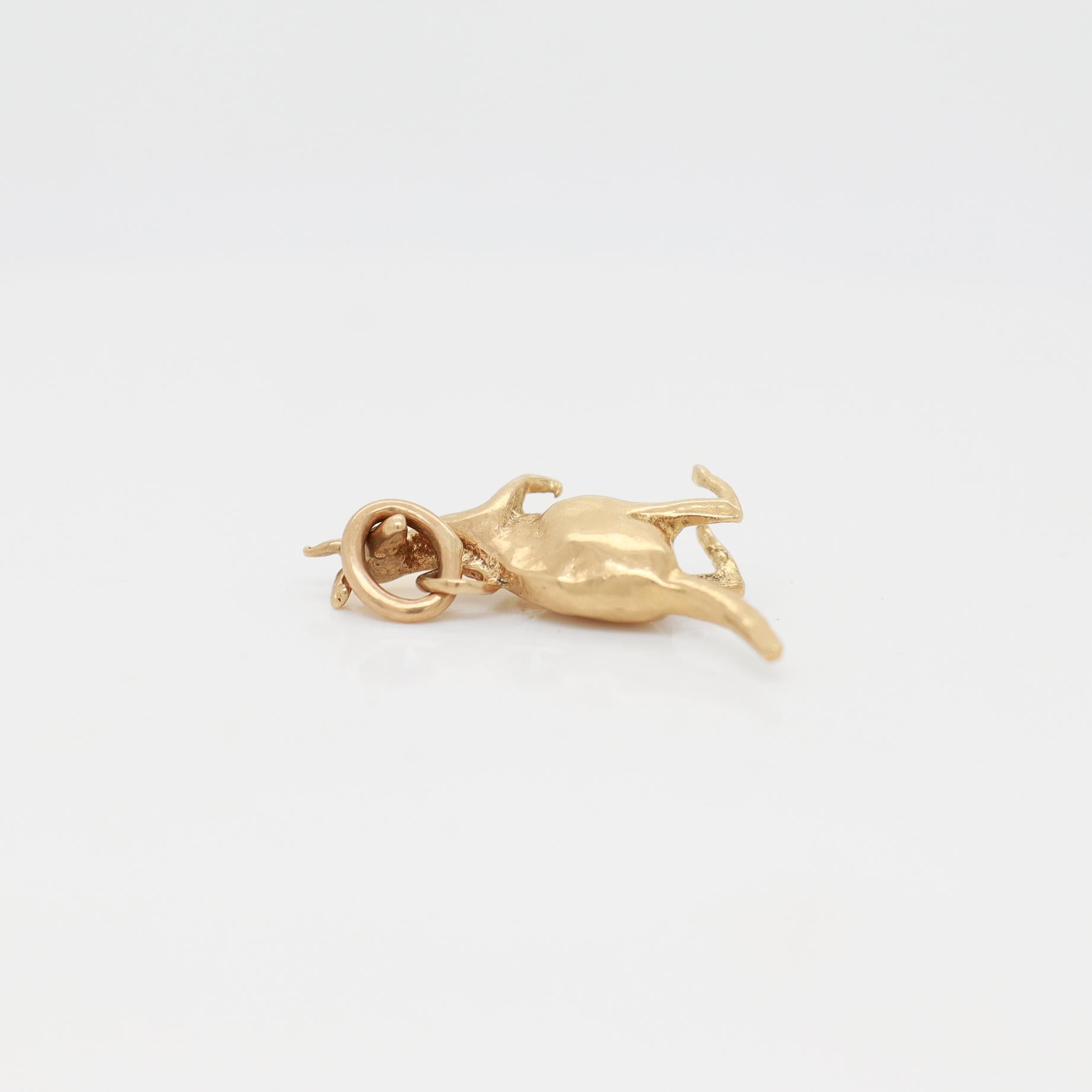 Charm a forma di canguro in oro 10k di metà secolo per un braccialetto in vendita 6