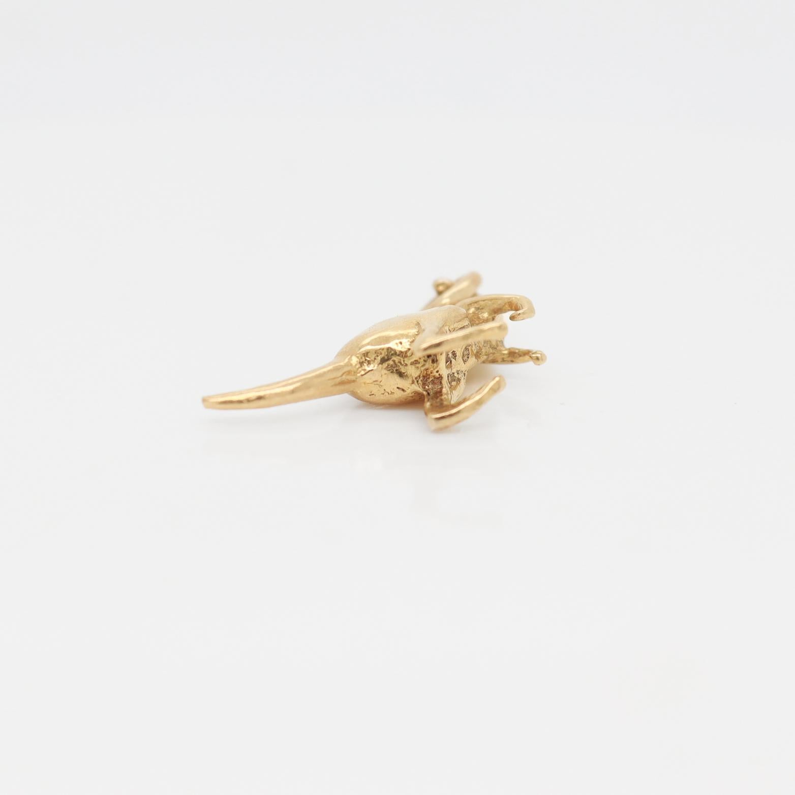 Charm a forma di canguro in oro 10k di metà secolo per un braccialetto in vendita 7