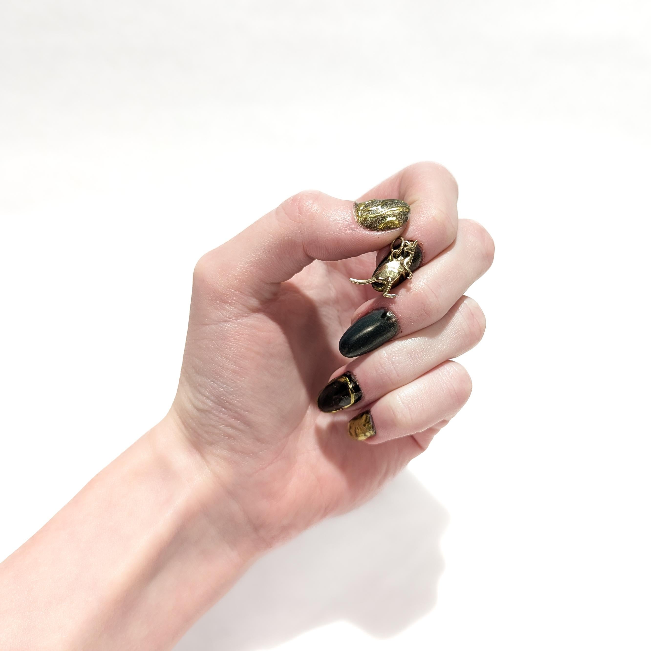 Moderno Charm a forma di canguro in oro 10k di metà secolo per un braccialetto in vendita