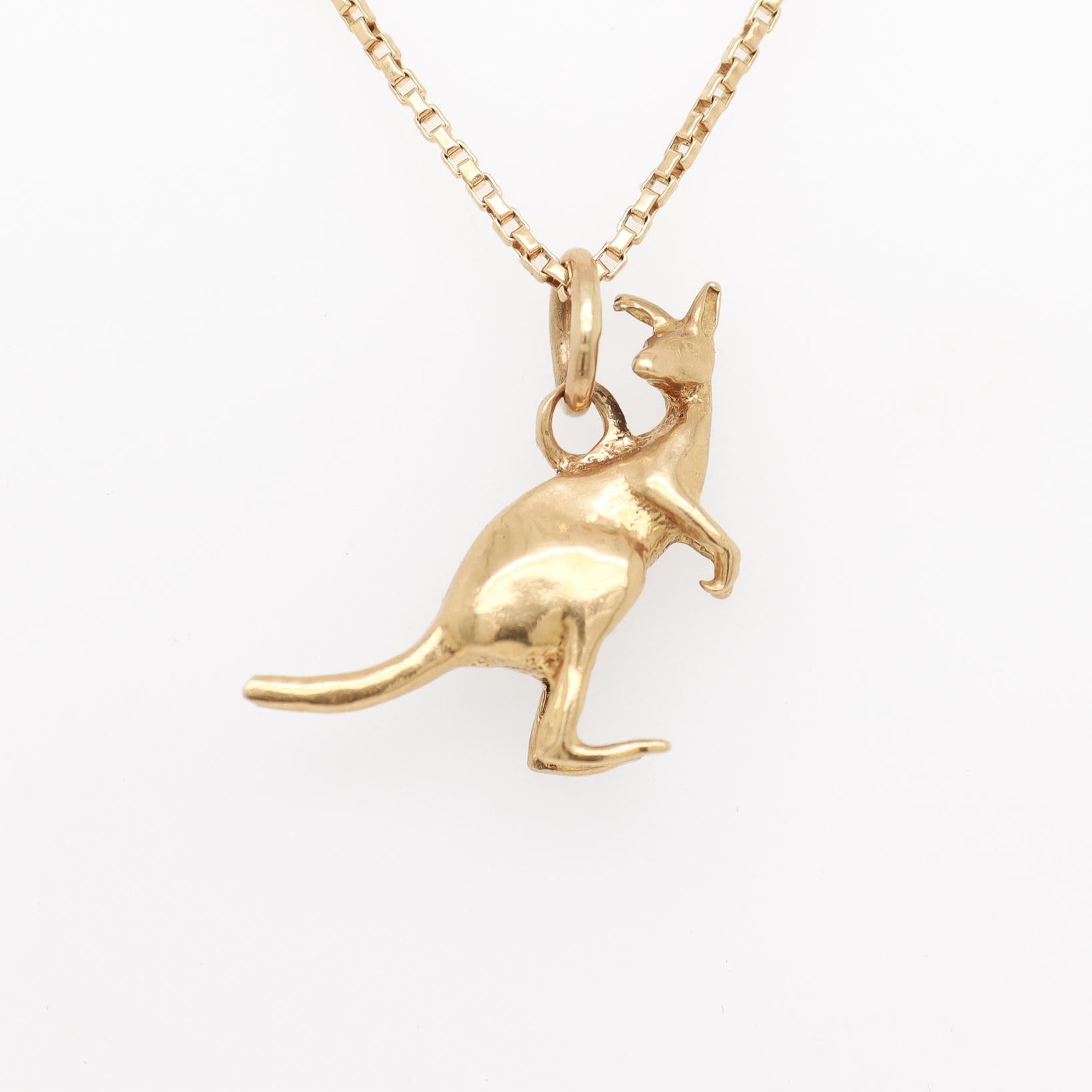 Charm a forma di canguro in oro 10k di metà secolo per un braccialetto In condizioni buone in vendita a Philadelphia, PA