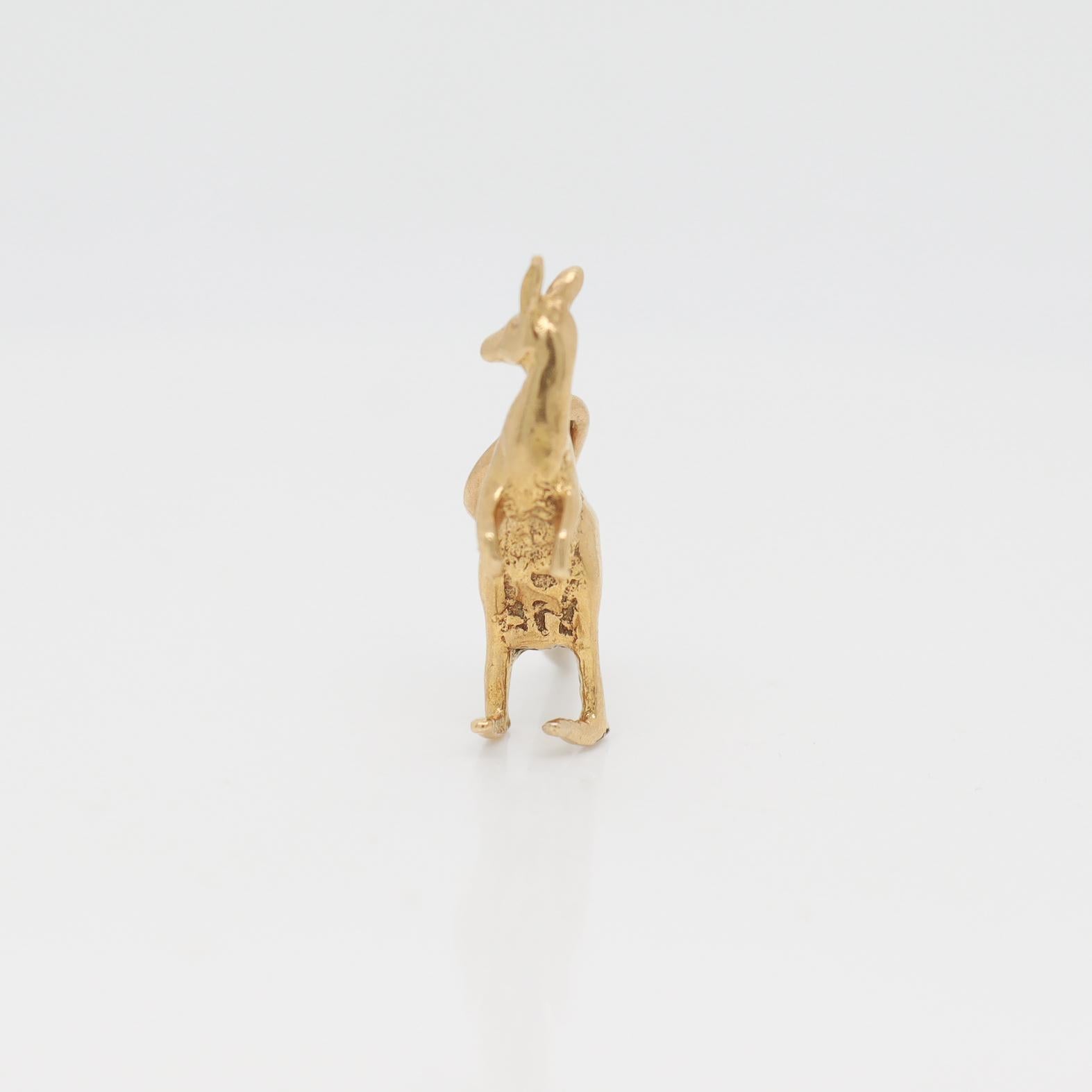 Charm a forma di canguro in oro 10k di metà secolo per un braccialetto in vendita 1