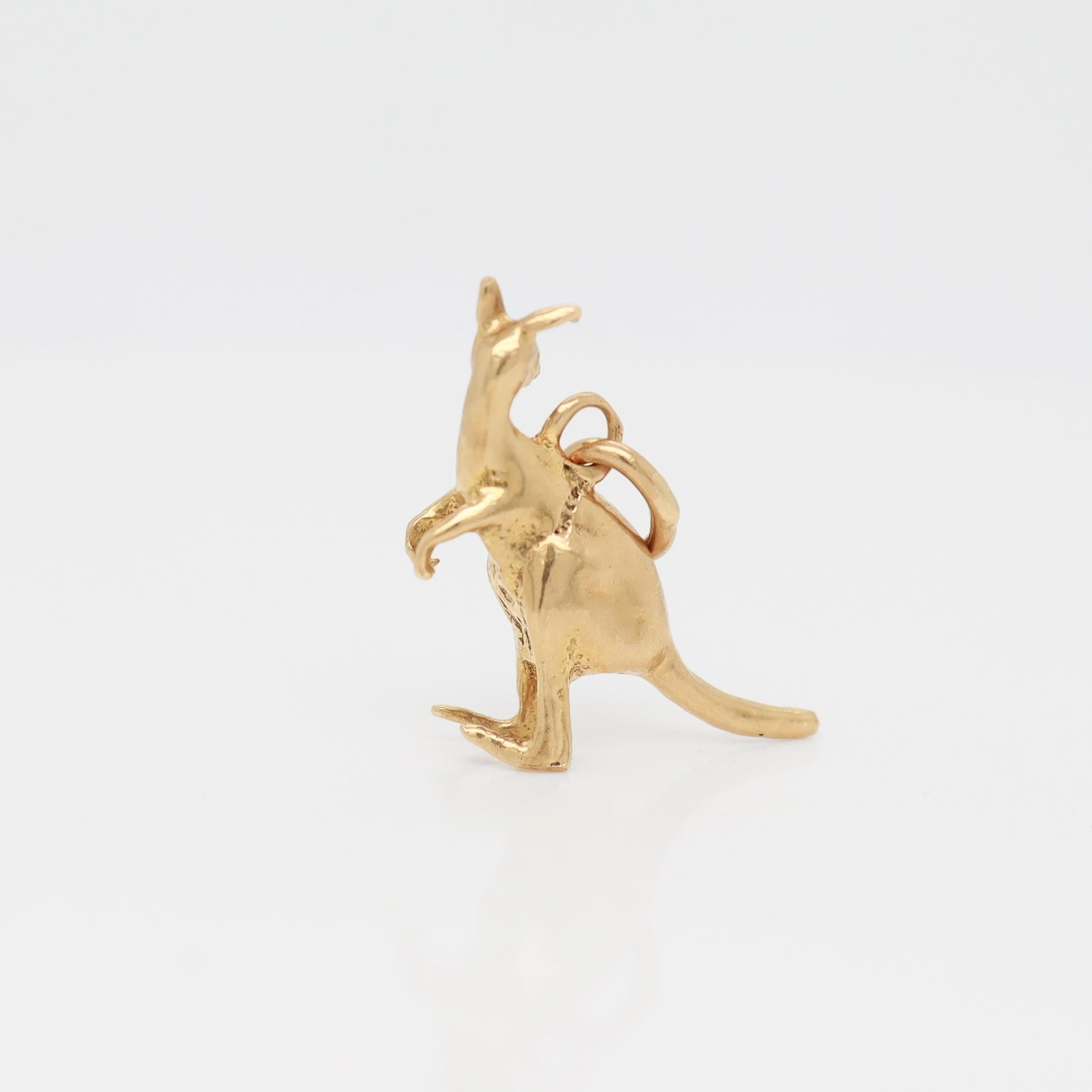 Charm a forma di canguro in oro 10k di metà secolo per un braccialetto in vendita 2