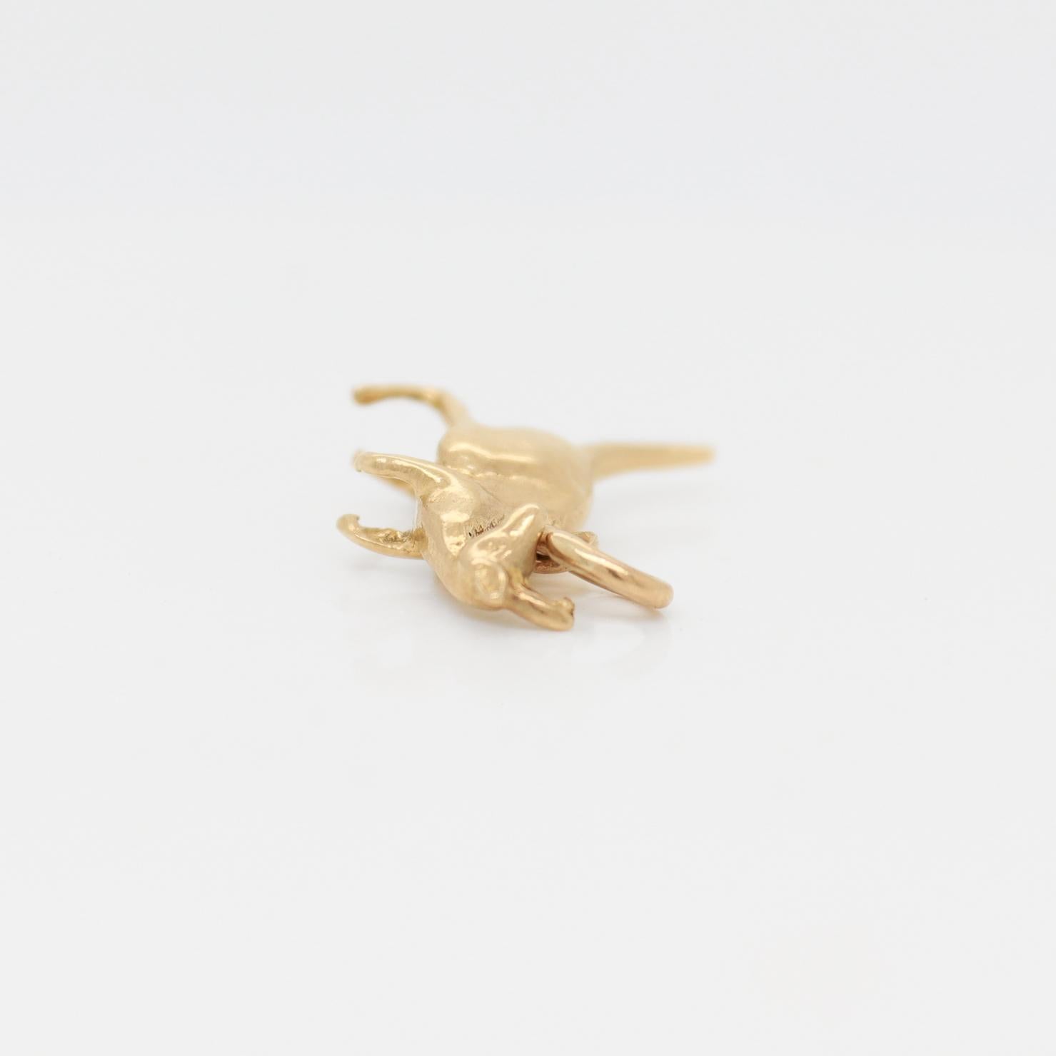 Charm a forma di canguro in oro 10k di metà secolo per un braccialetto in vendita 4