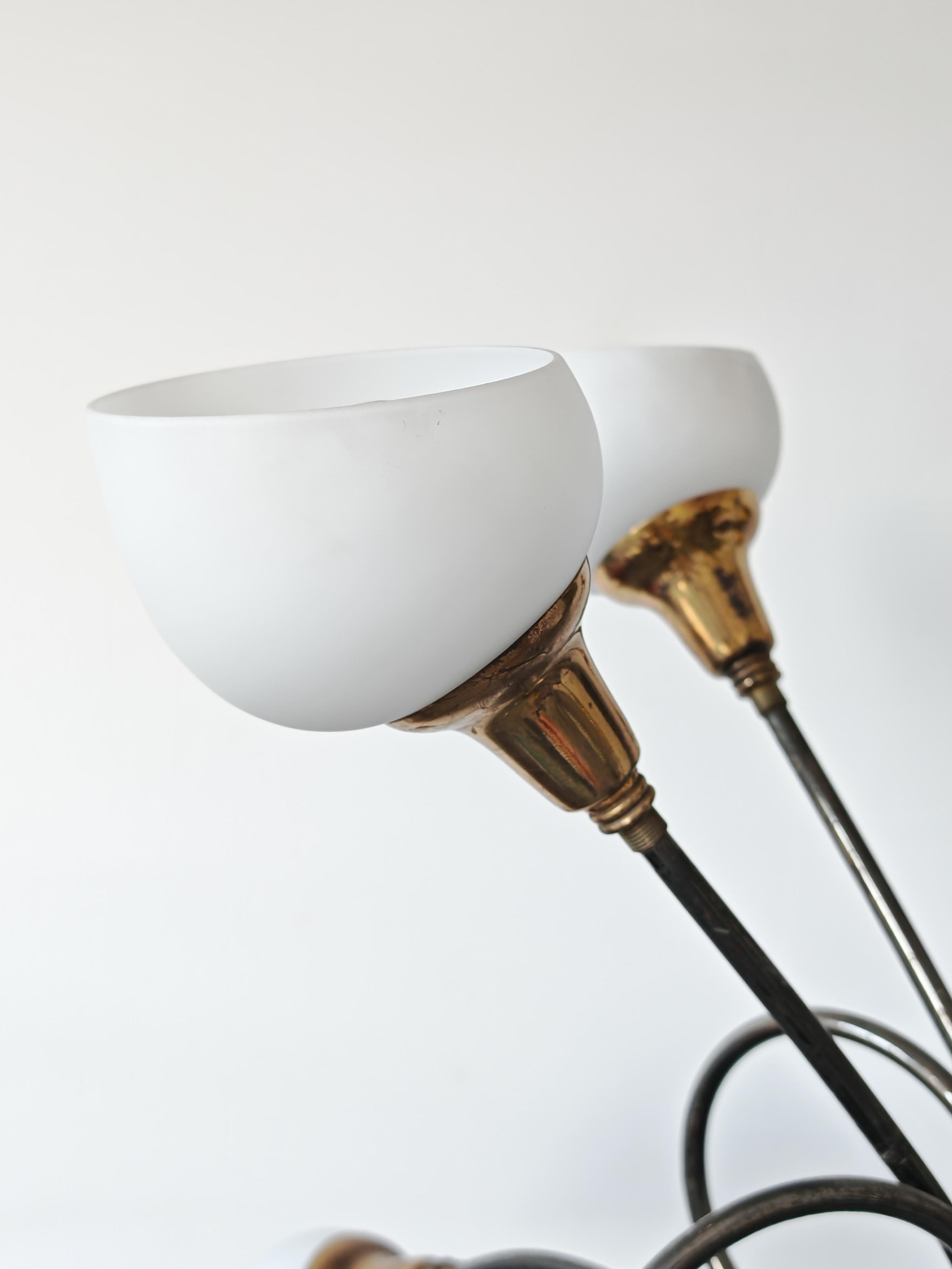 Lampadario in ottone a 12 bracci di metà secolo, attribuito ad Arredoluce, Italia, anni '50 in vendita 3
