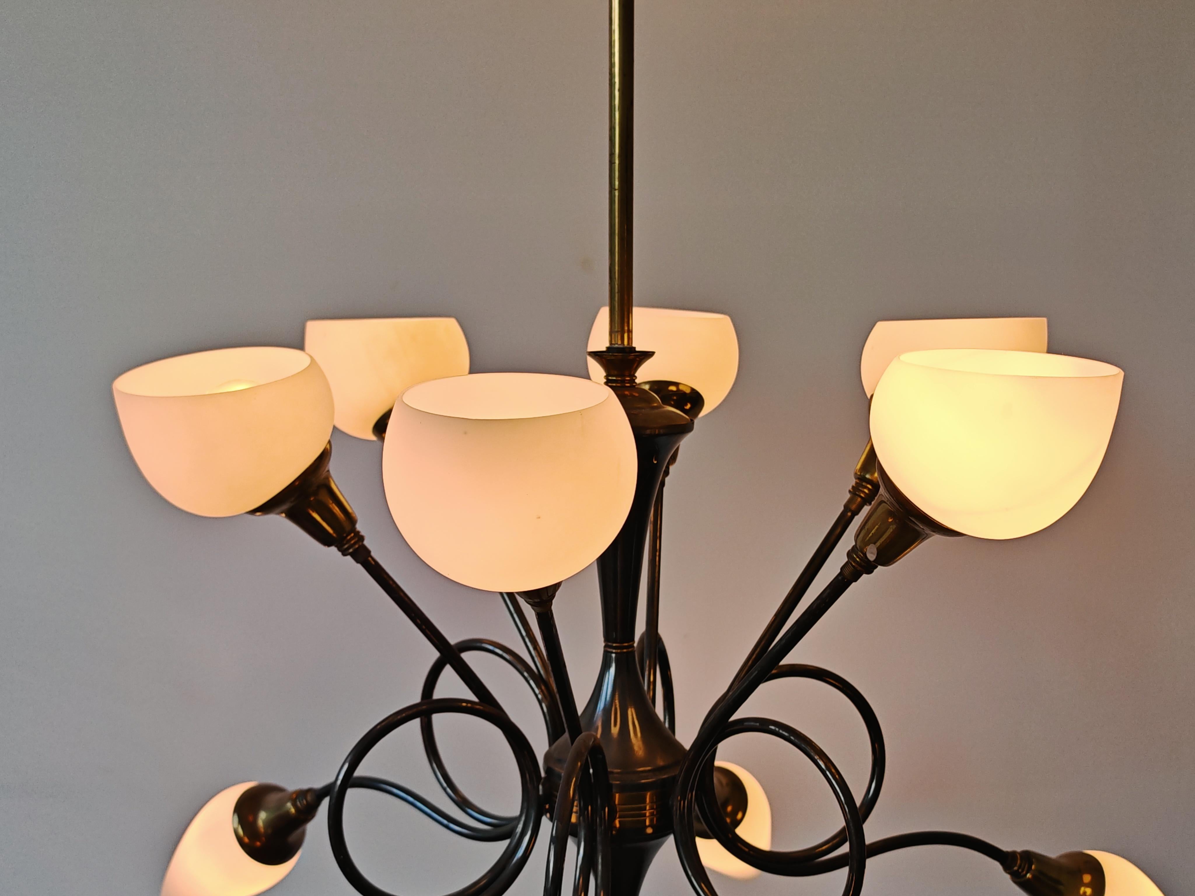 Lampadario in ottone a 12 bracci di metà secolo, attribuito ad Arredoluce, Italia, anni '50 in vendita 5