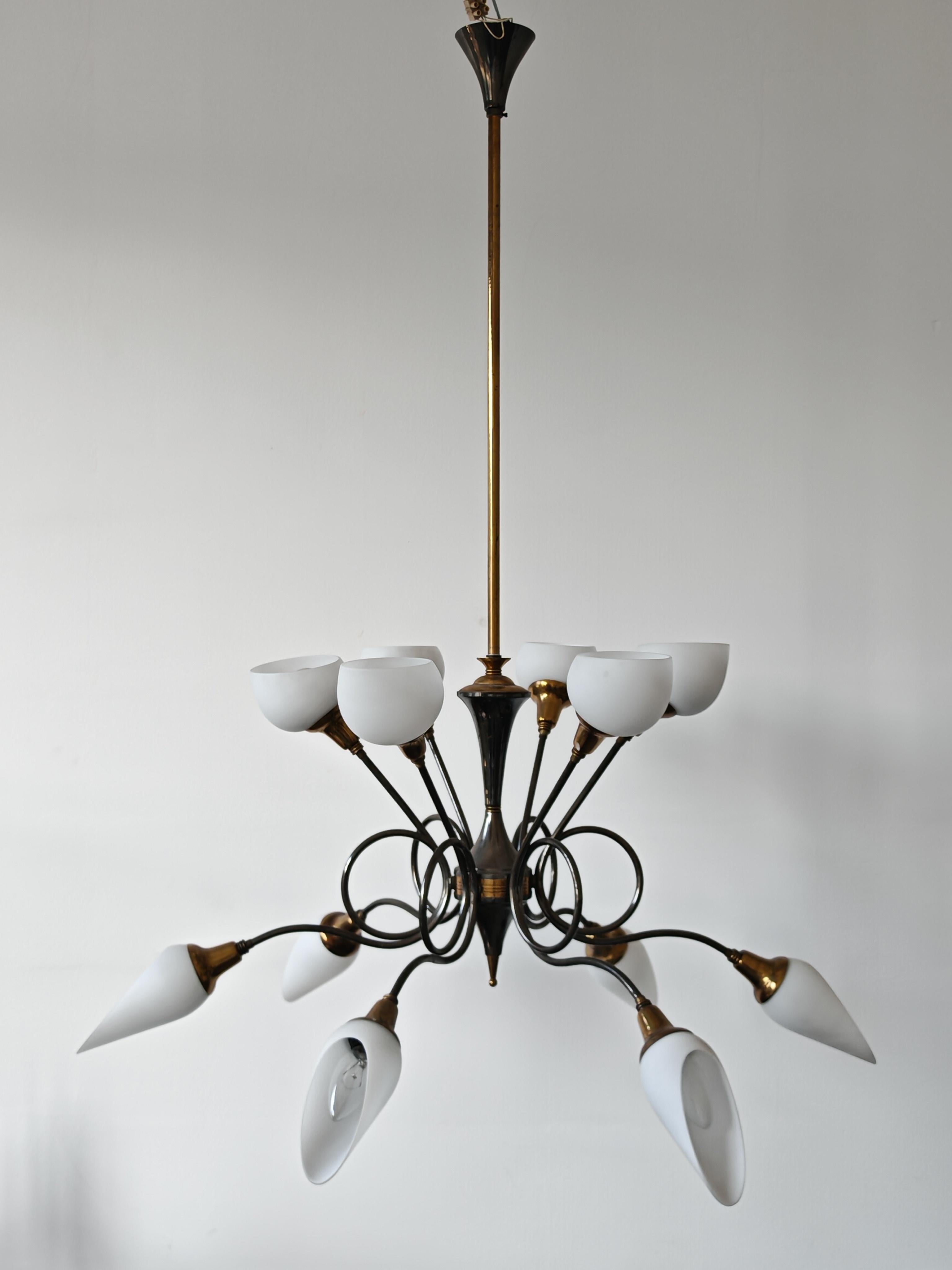 Lampadario in ottone a 12 bracci di metà secolo, attribuito ad Arredoluce, Italia, anni '50 in vendita 7