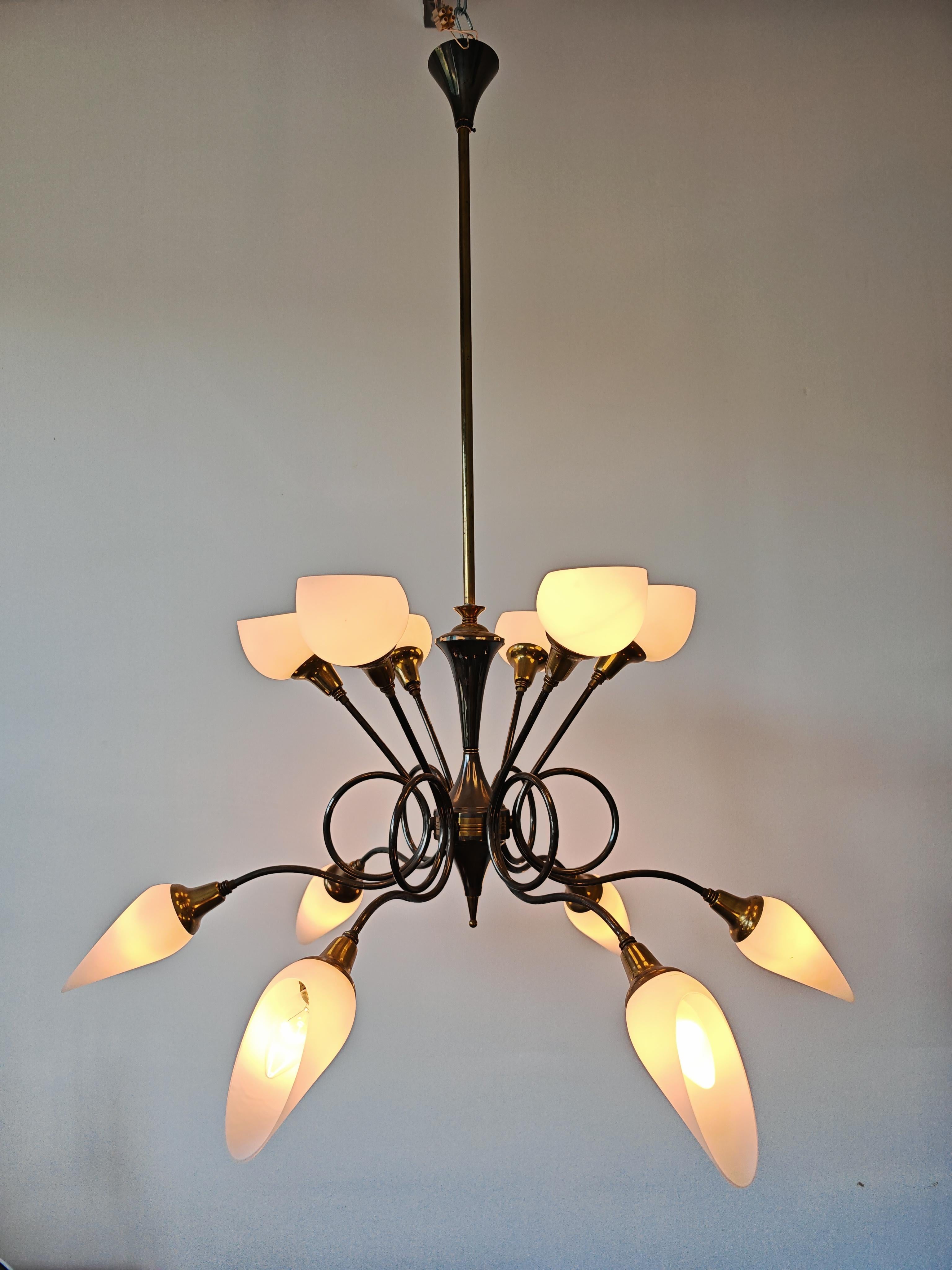 Lampadario in ottone a 12 bracci di metà secolo, attribuito ad Arredoluce, Italia, anni '50 in vendita 8