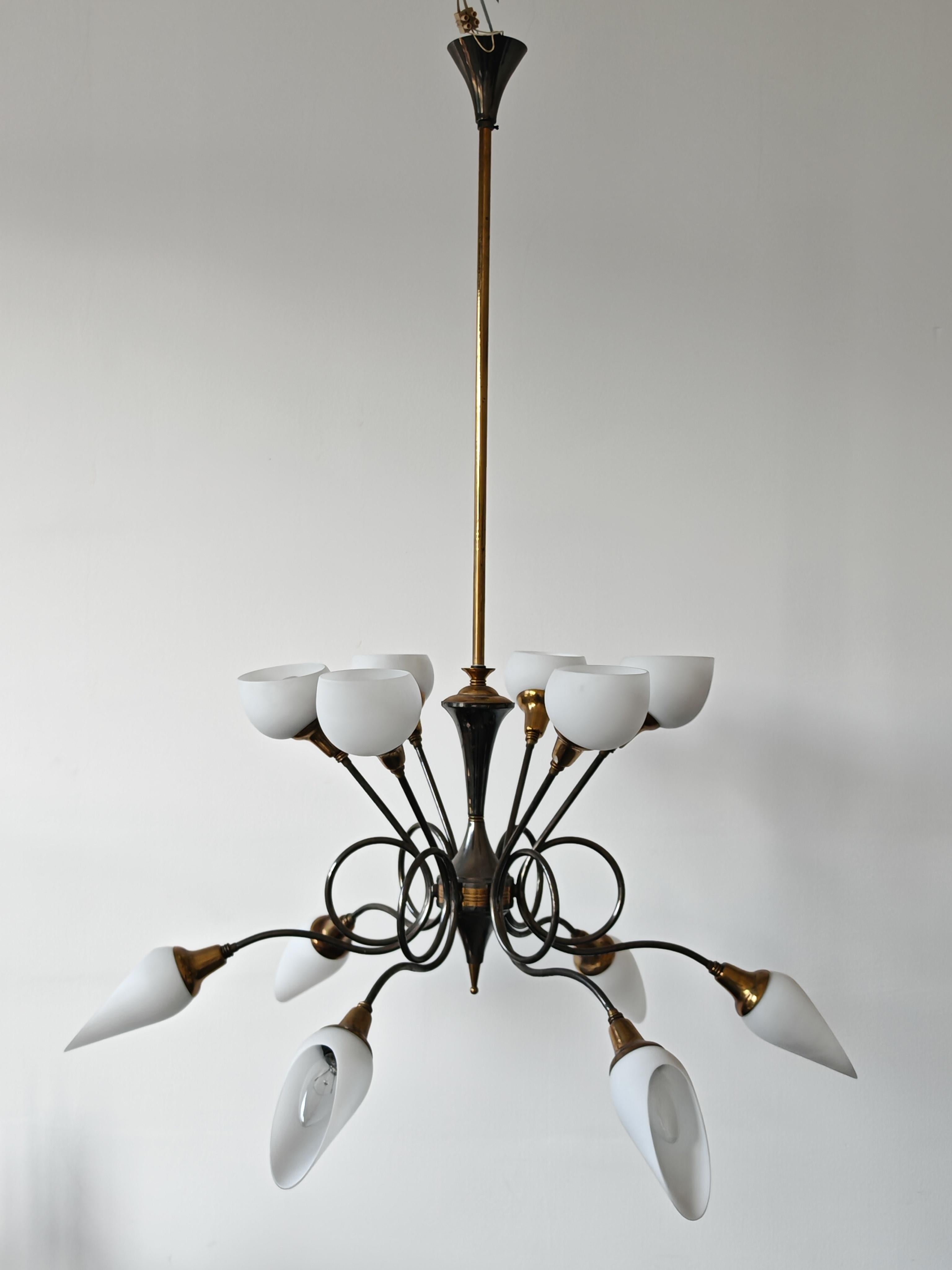 Lampadario in ottone a 12 bracci di metà secolo, attribuito ad Arredoluce, Italia, anni '50 in vendita 9