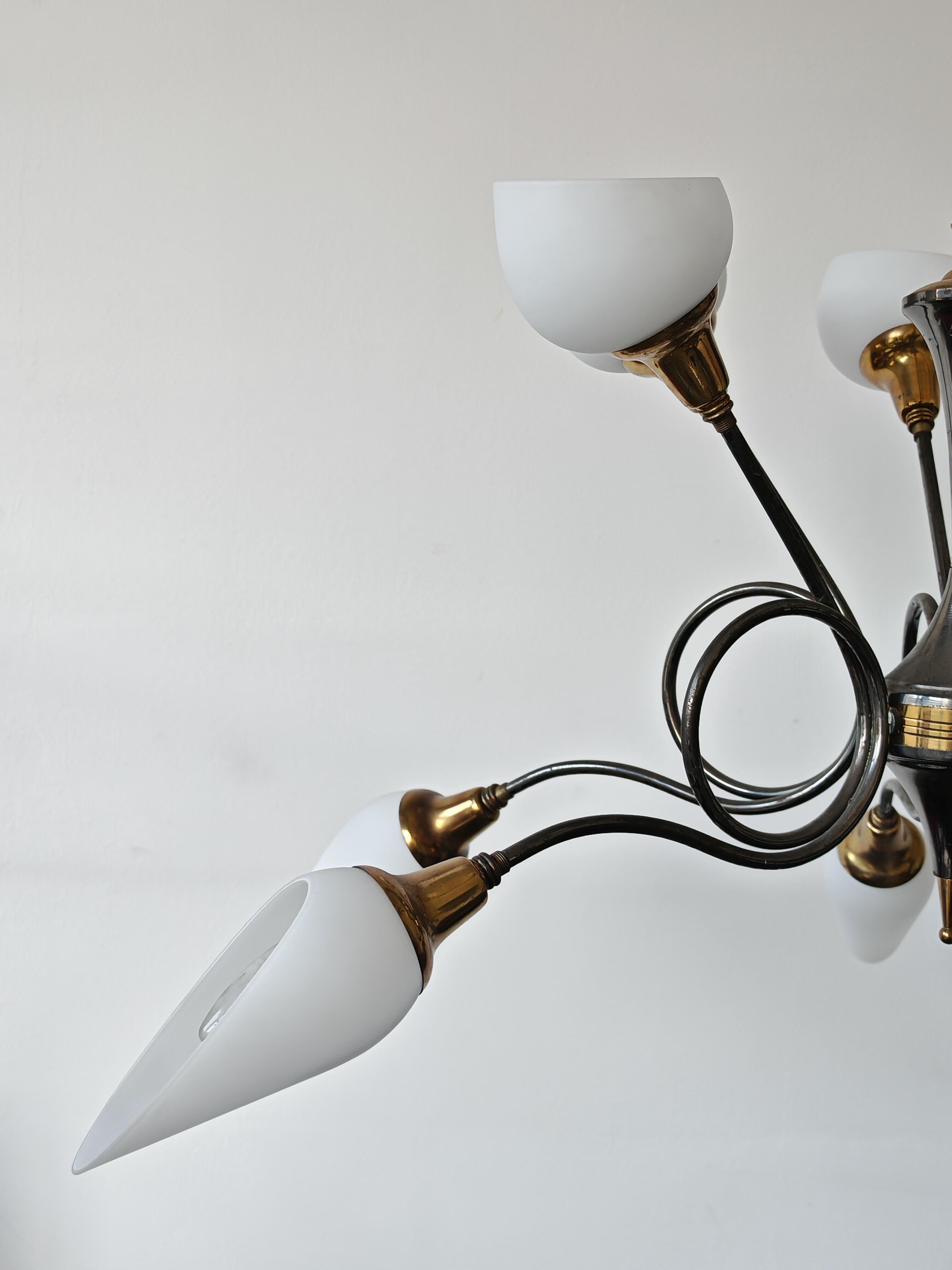 Lampadario in ottone a 12 bracci di metà secolo, attribuito ad Arredoluce, Italia, anni '50 in vendita 11