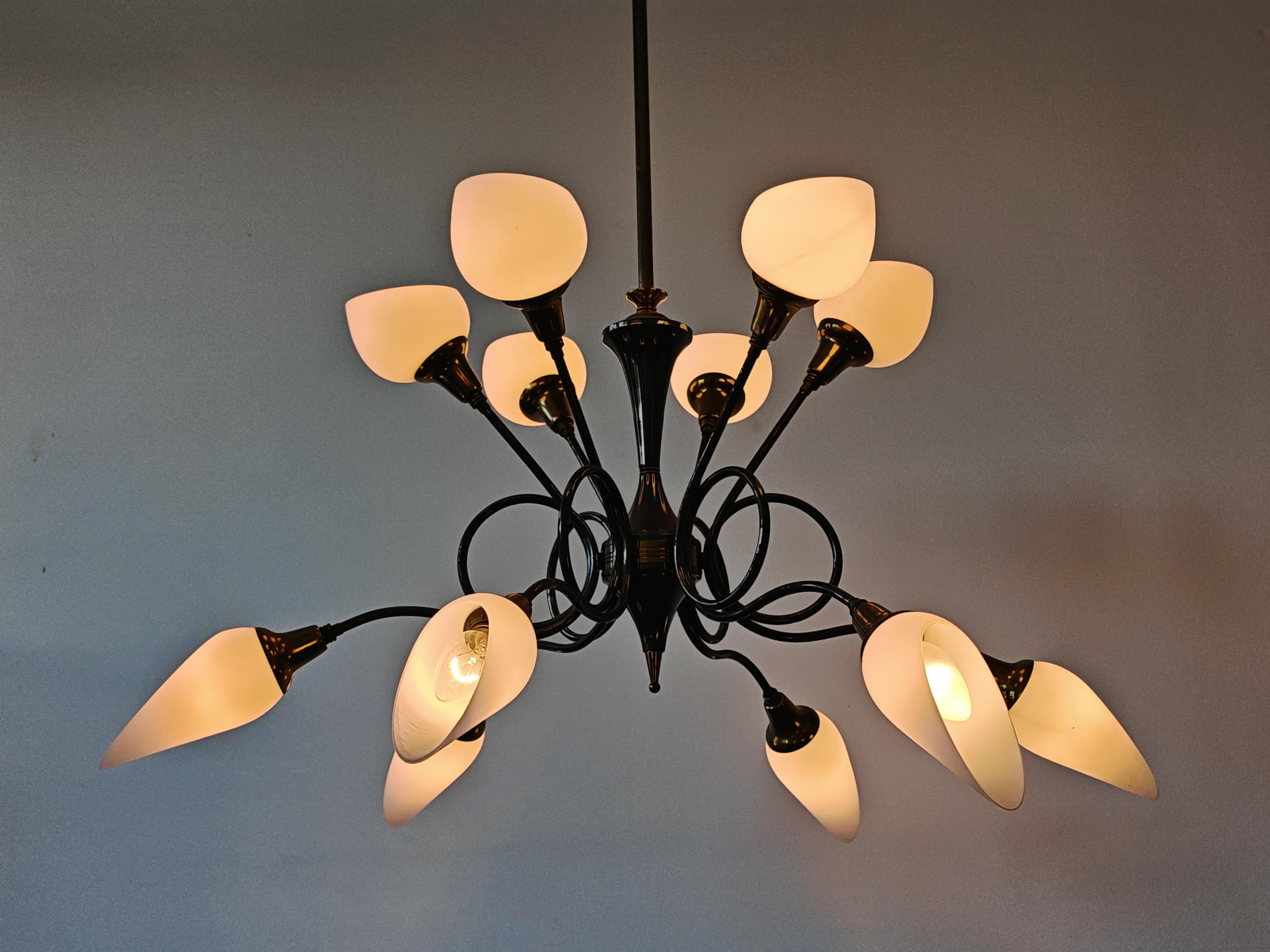 Lampadario in ottone a 12 bracci di metà secolo, attribuito ad Arredoluce, Italia, anni '50 in vendita 12