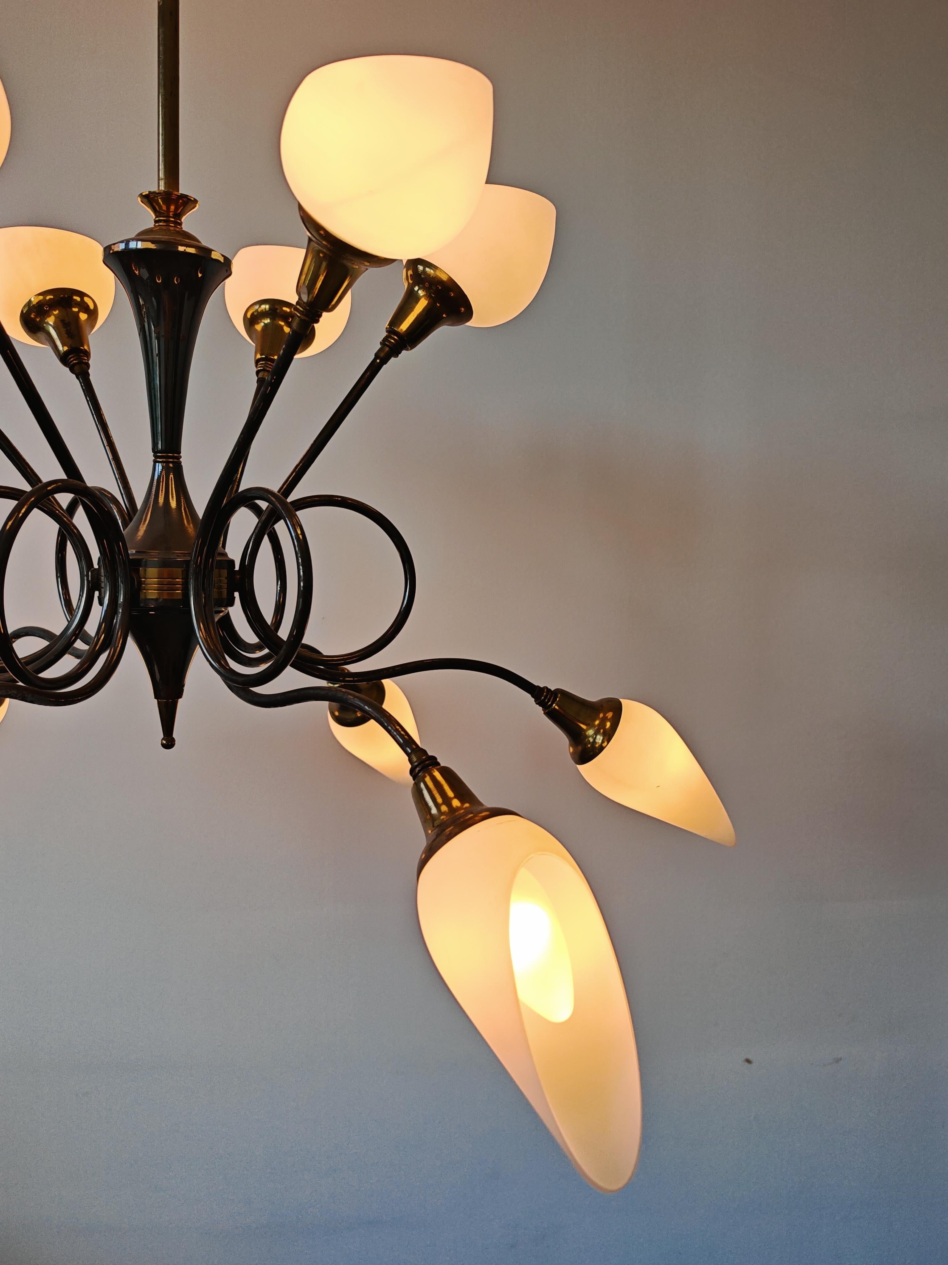 Lampadario in ottone a 12 bracci di metà secolo, attribuito ad Arredoluce, Italia, anni '50 in vendita 14