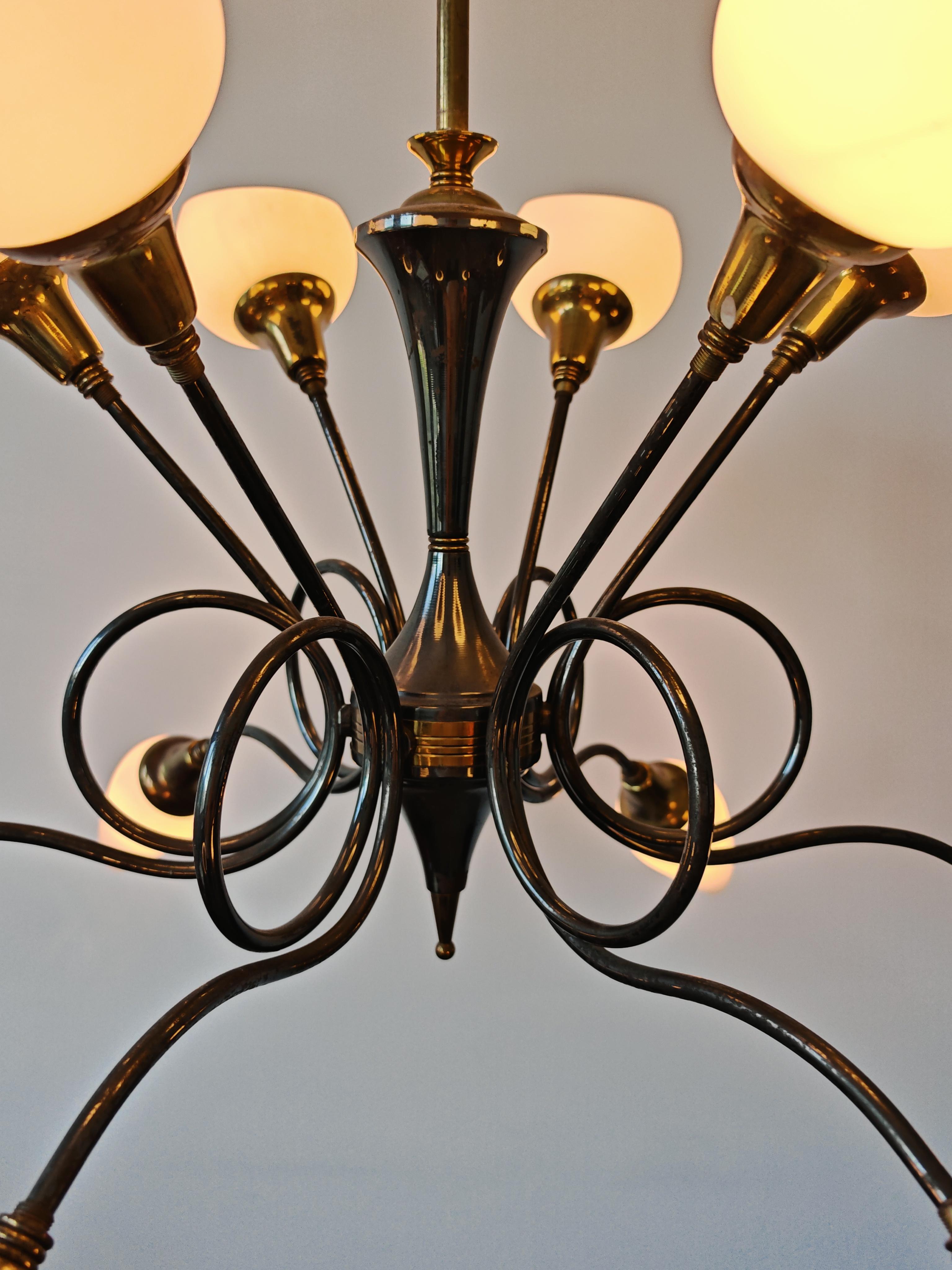 Lampadario in ottone a 12 bracci di metà secolo, attribuito ad Arredoluce, Italia, anni '50 in vendita 19