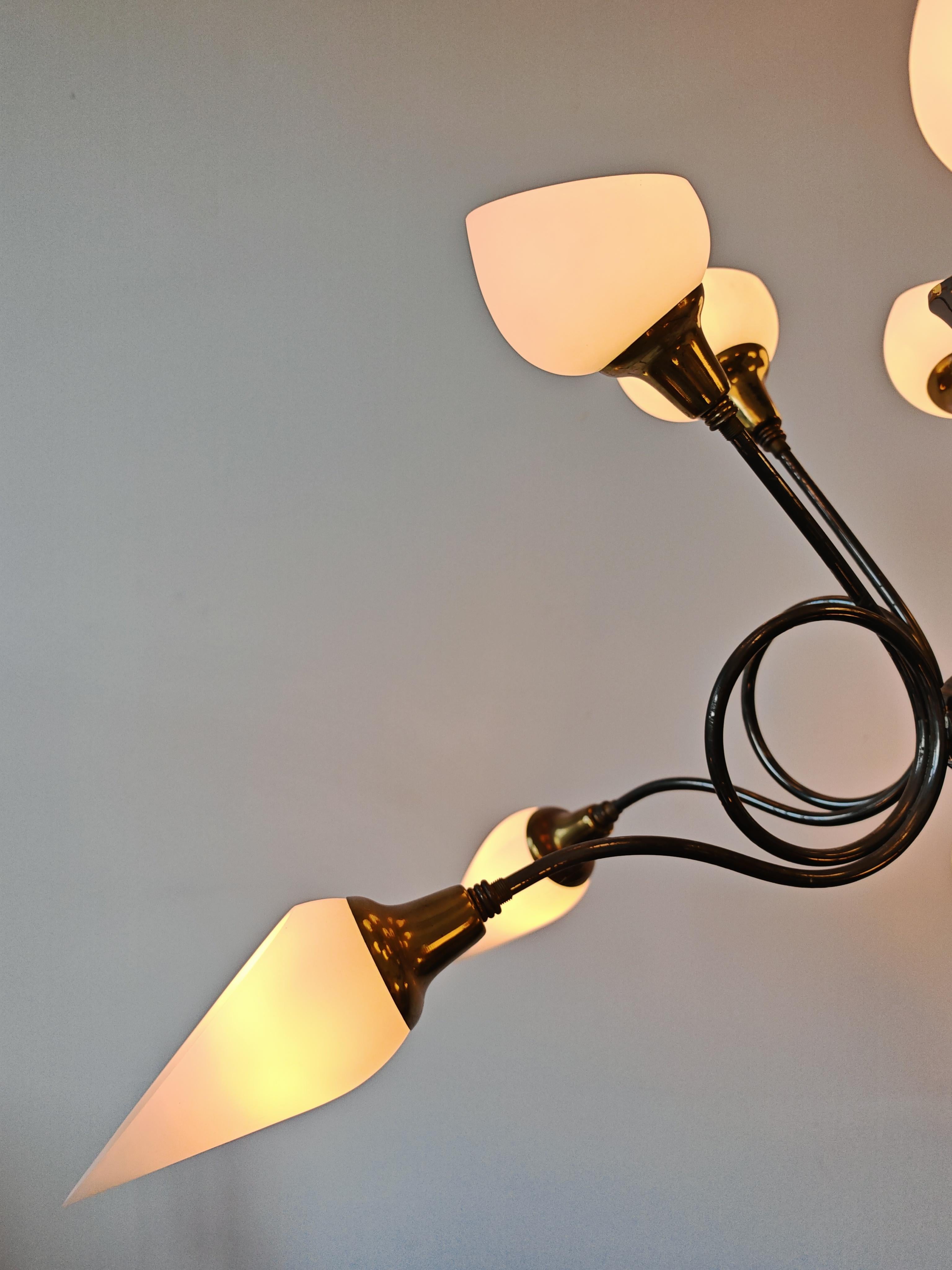 Italiano Lampadario in ottone a 12 bracci di metà secolo, attribuito ad Arredoluce, Italia, anni '50 in vendita